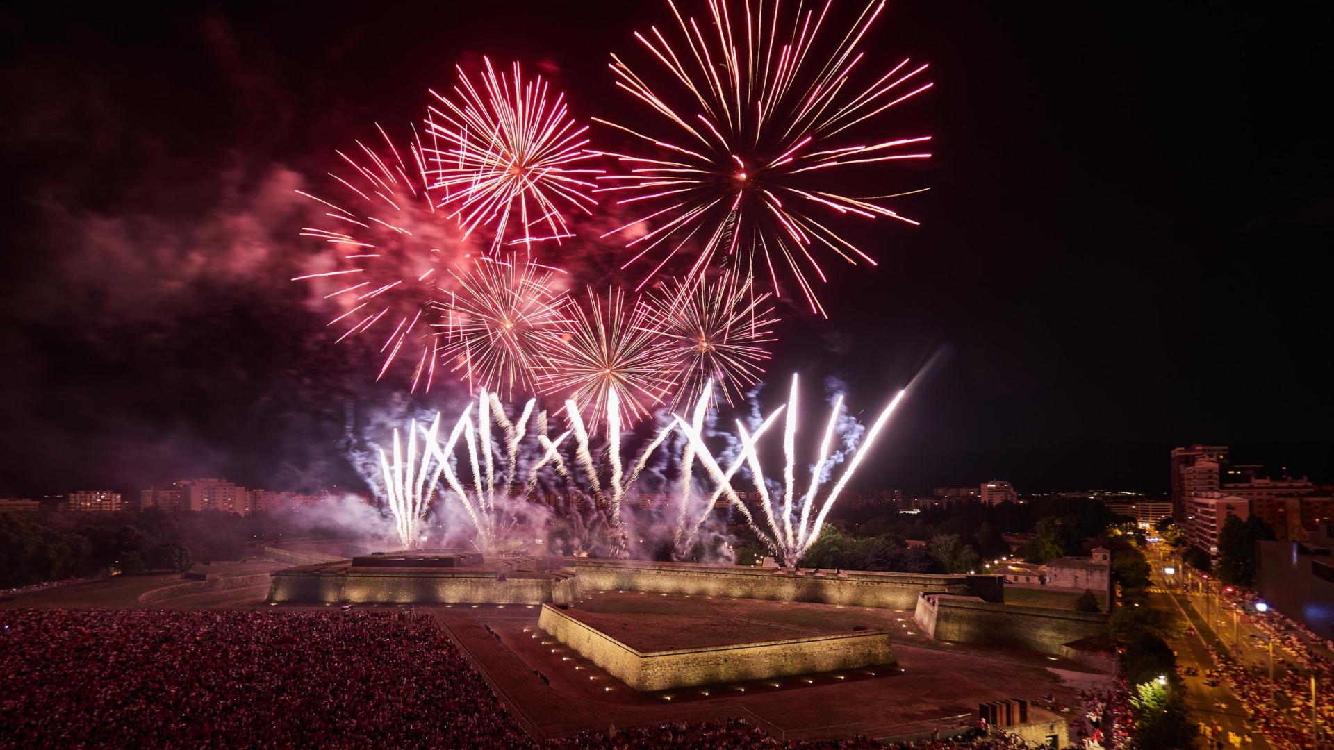 Miles de familias y grupos de amigos se aúnan alrededor de los fosos de la Ciudadela de Pamplona para ver el espectáculo británico de este martes 8 de julio