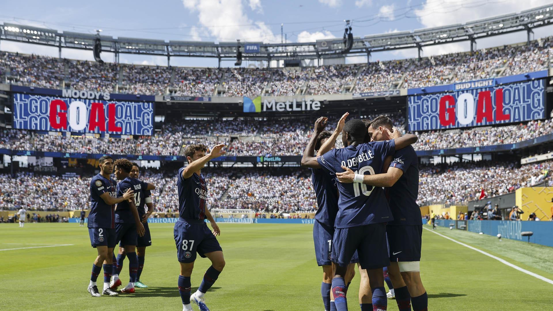 Los jugadores del PSG celebran el gol de Fabián Ruiz