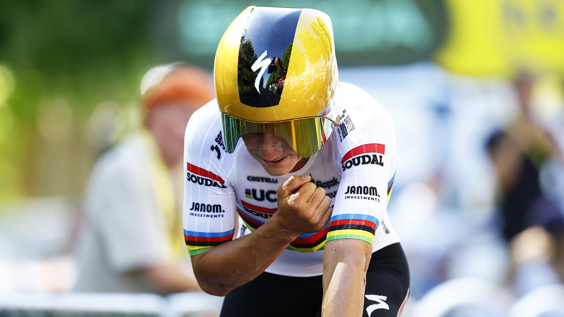 Remco Evenepoel cruza la meta tras la crono individual de la quinta etapa del Tour /