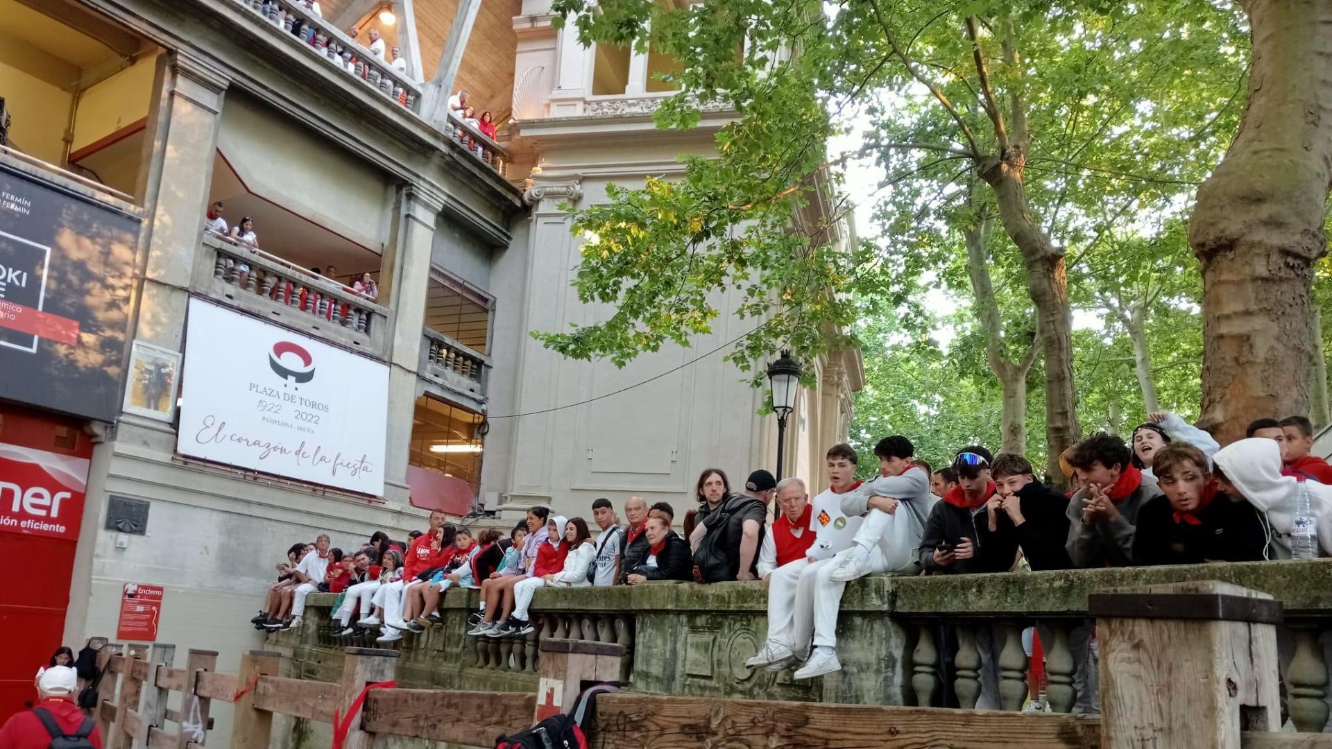 Espectadores en el callejón