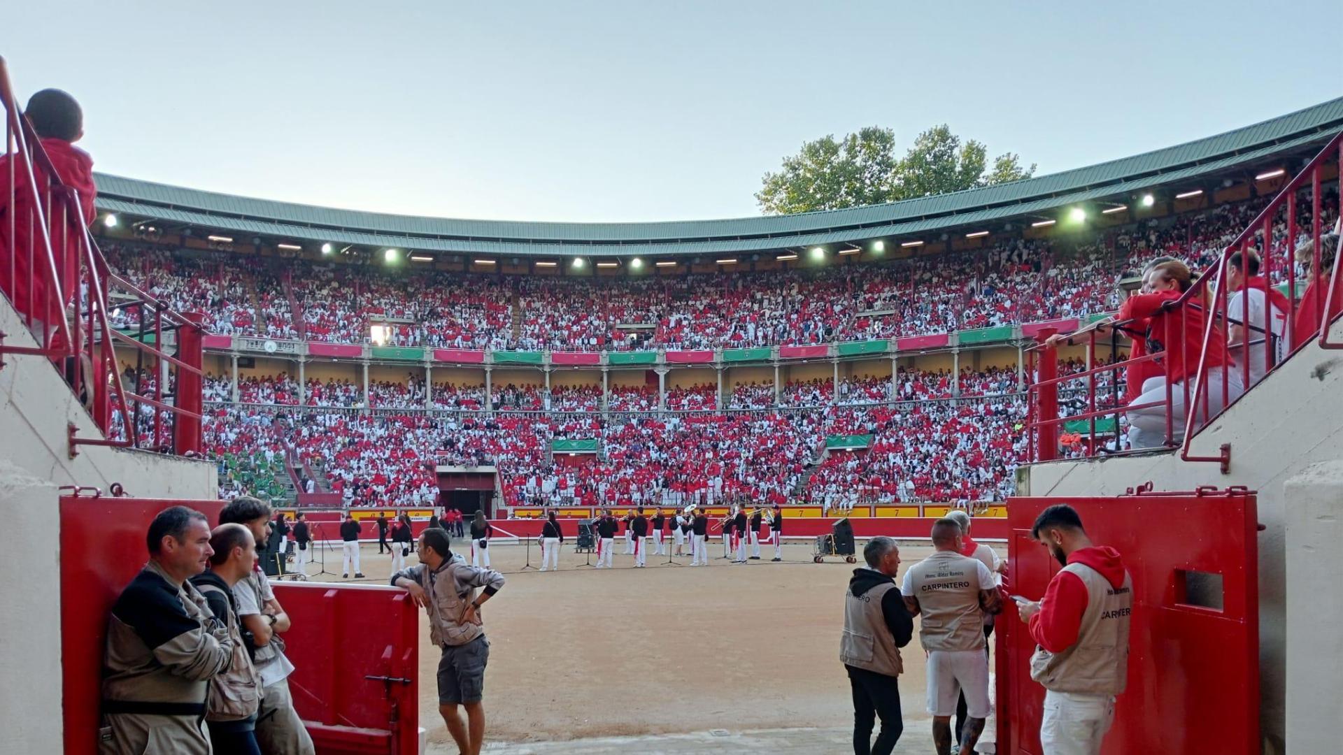 Carpinteros preparados, dispositivo sanitario camino de sus puestos y la banda del Maestro Bravo que toca la pieza con letra 'Si te ha pillado el toro...'