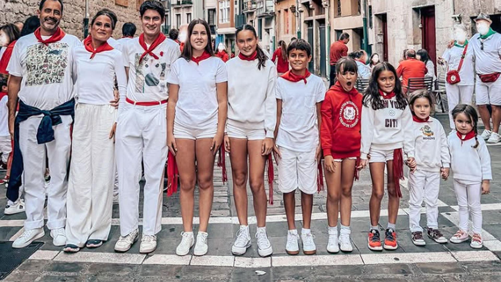 Verdeliss, junto a su marido y sus ocho hijos, en la calle Nueva