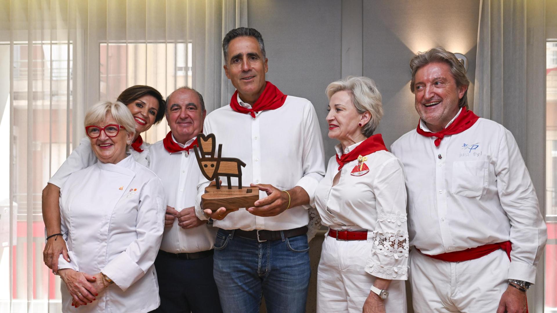 Los hermanos Idoate en el momento de la entrega del premio. De izda a derecha: Pilar, Mari Carmen, Iñaki, Esther (que lleva el pañuelo de María Eugenia) y Juan Mari.