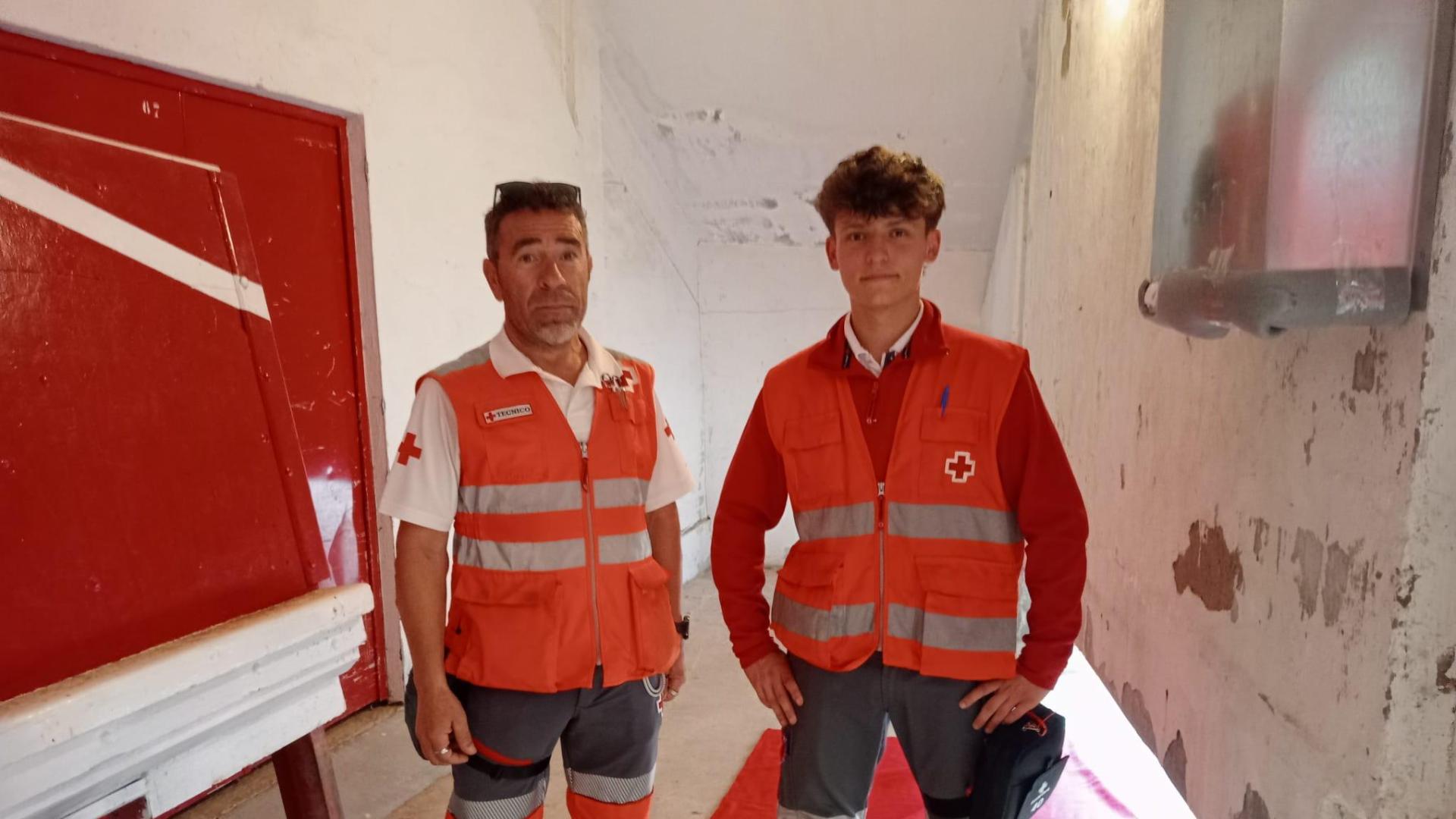 Manu Lekunberri y Víctor Marco, 55 años el primero; 17, el segundo. Uno se estrena este año en las gateras de la plaza y el veterano lleva 40 como voluntario en Cruz Roja.