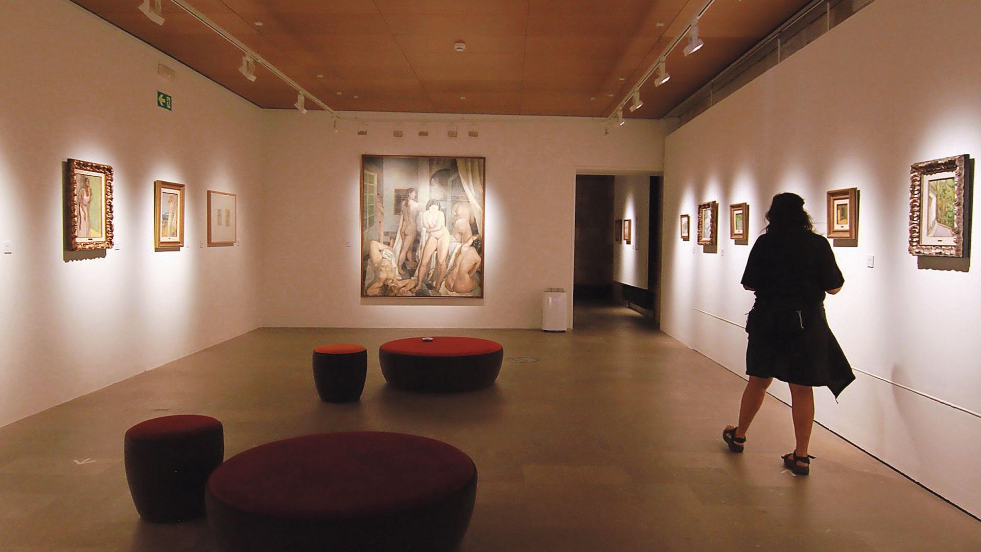 La sala de exposiciones temporales del Maeztu con parte de las obras de Vázquez Díaz. Al fondo, Los bañistas, desnudos en la piscina (1930-36).