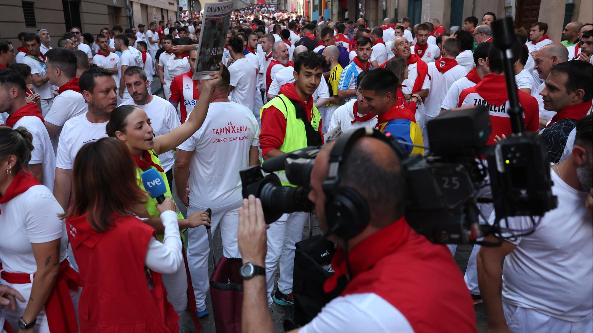 Alicia Navarro vocea la venta de ejemplares de Diario de Navarra durante la retransmisión de TVE