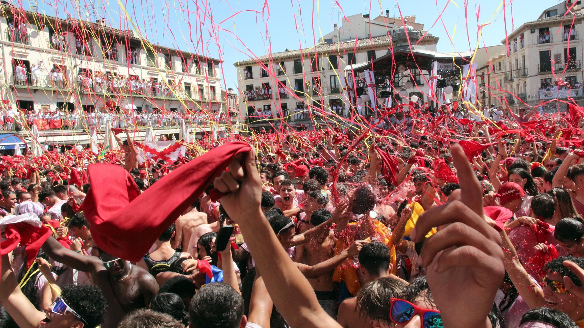 Vecinos de Tudela durante el lanzamiento del cohete que abrió las fiestas el pasado año