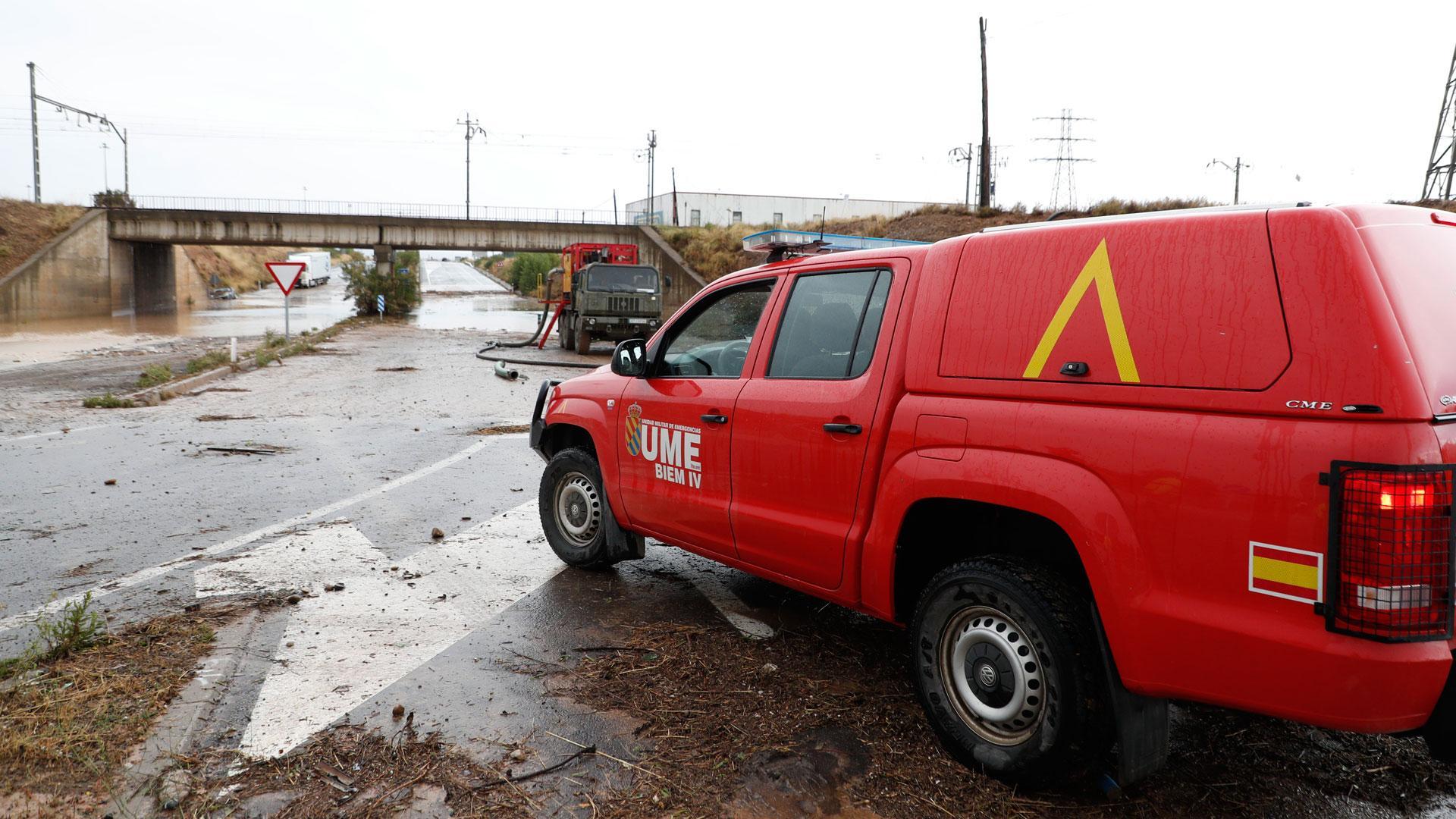 Efectivos de la Unidad Militar de Emergencias trabajan en una carretera inundada próxima a la localidad zaragozana de Grisén este sábado