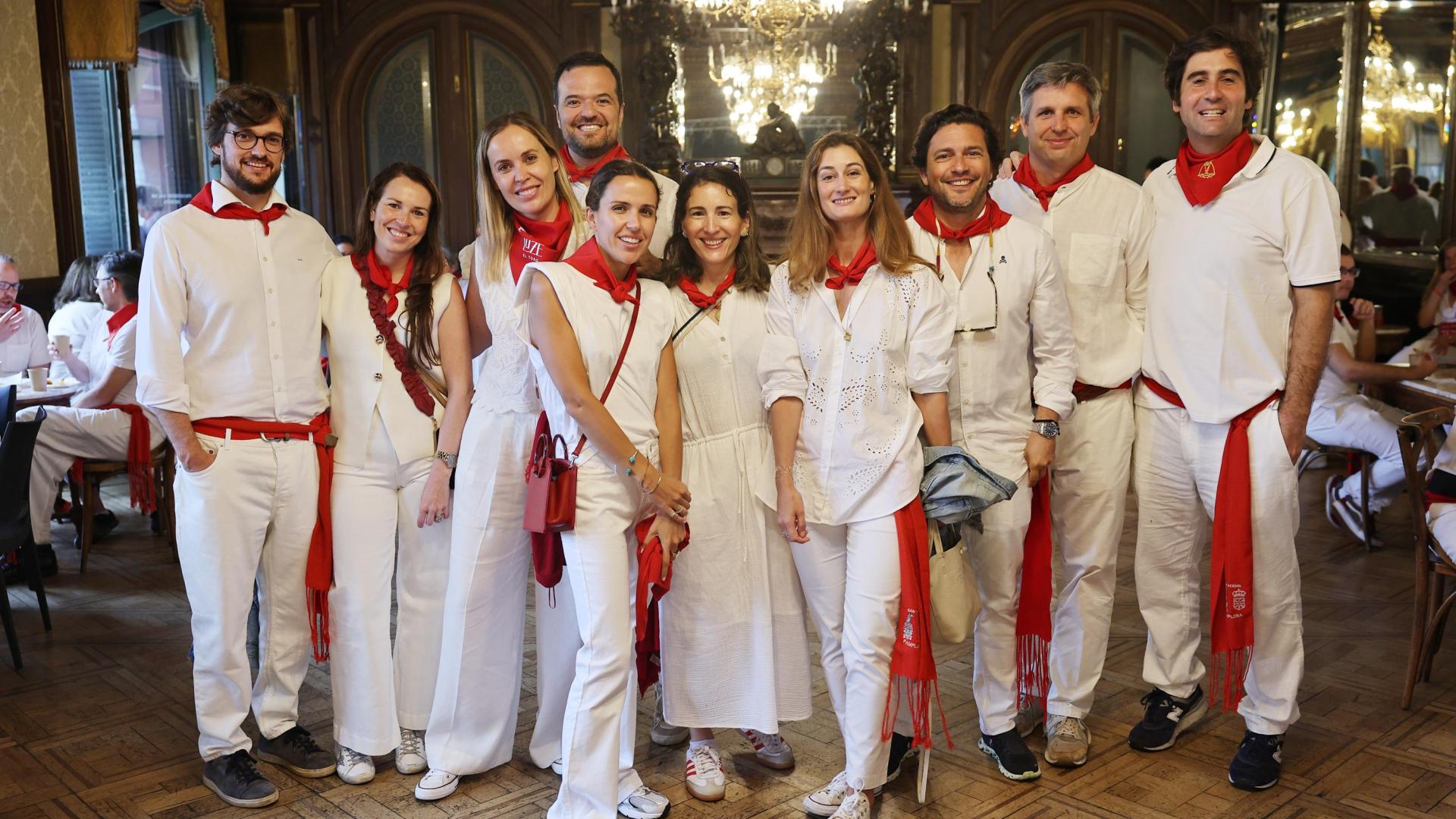 Padres del colegio Saint Chaumond, en el Baile de la Alpargta. Francisco Cejudo, director de ventasde Nordex (tercero por la derecha)