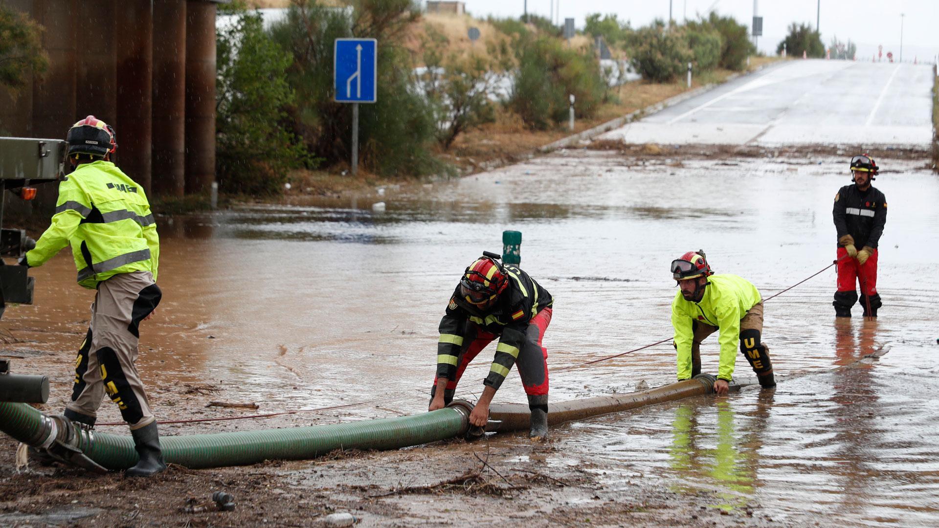 Efectivos de la Unidad Militar de Emergencias trabajan en una carretera inundada próxima a la localidad zaragozana de Grisén este sábado