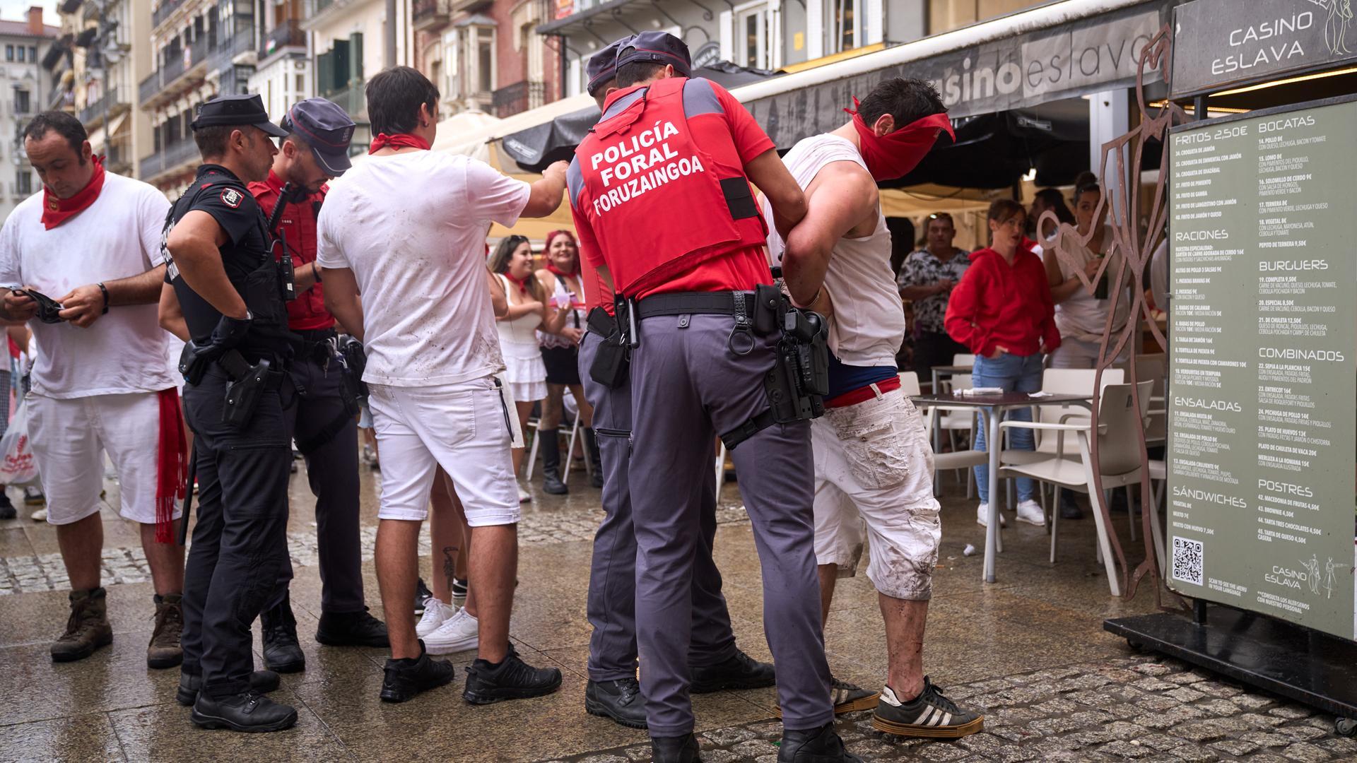 Imagen de un detenido por la Policía Foral durante San Fermín