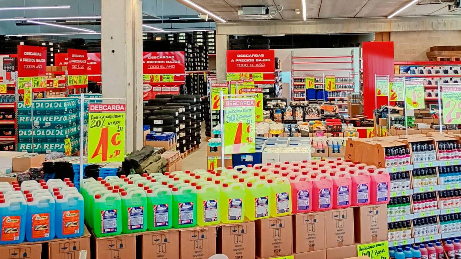 Interior de la tienda de Carter-Cash en el polígono Talluntxe en Tajonar