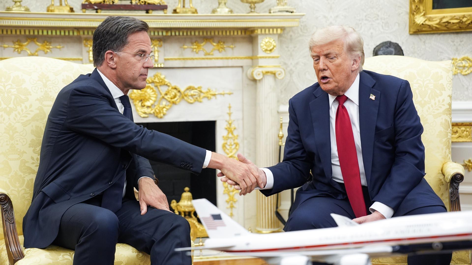 Donald Trump, en su encuentro con Mark Rutte este lunes en el Despacho Oval