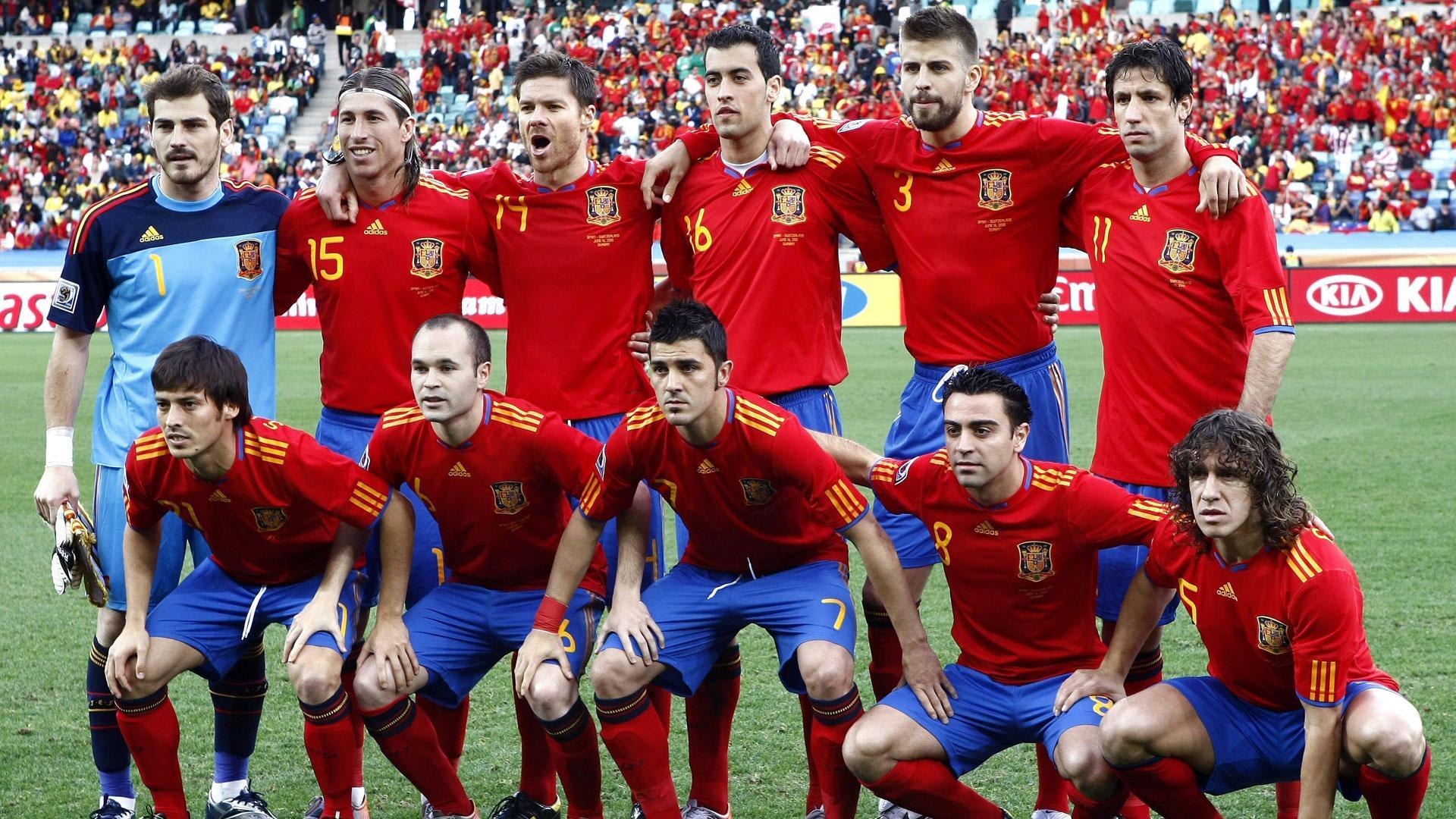 Los jugadores de la selección española posan para la foto oficial al inicio del partido que disputaron contra la selección de Suiza, dentro del Grupo H del Mundial de Sudáfrica