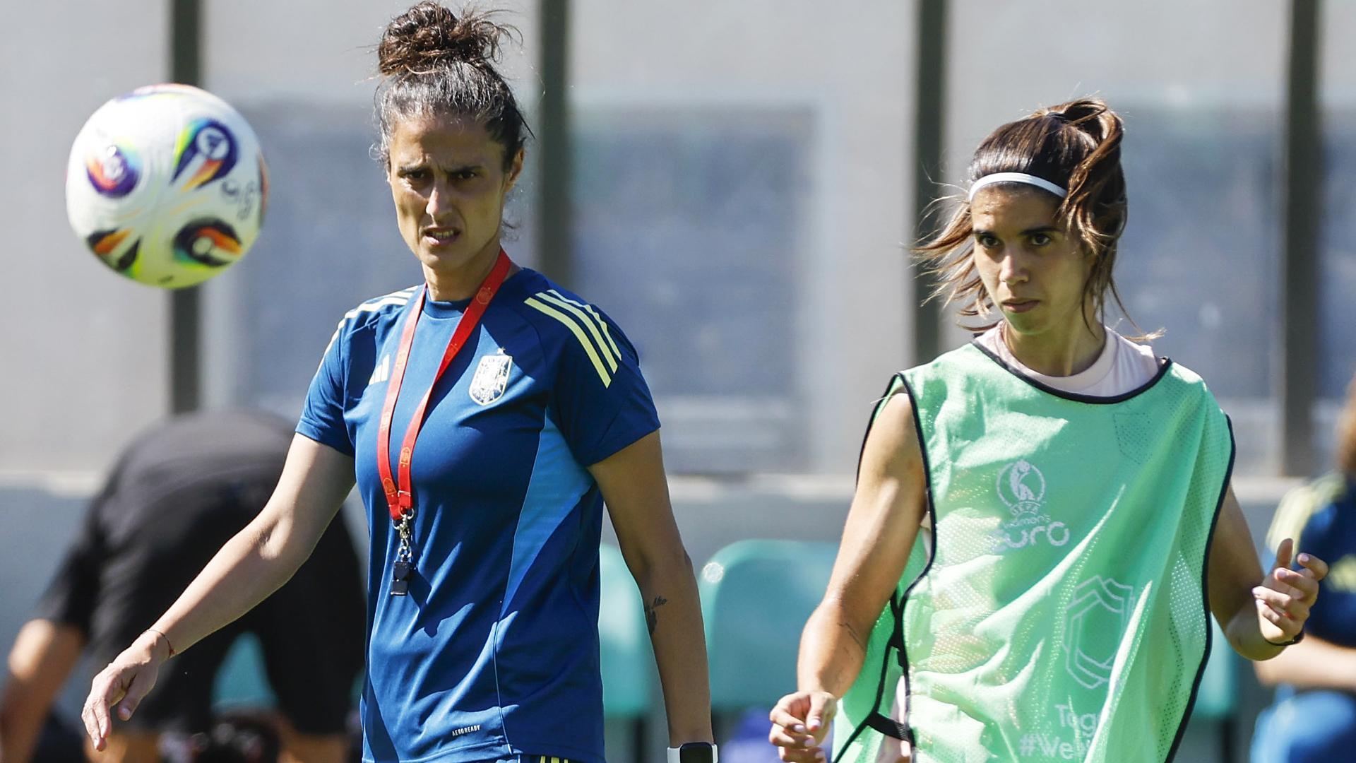 La seleccionadora Montse Tomé observa el toque de la futbolista Alba Redondo durante el entrenamiento de España previo al cruce de cuartos de la Eurocopa 2025 contra la anfitriona Suiza /