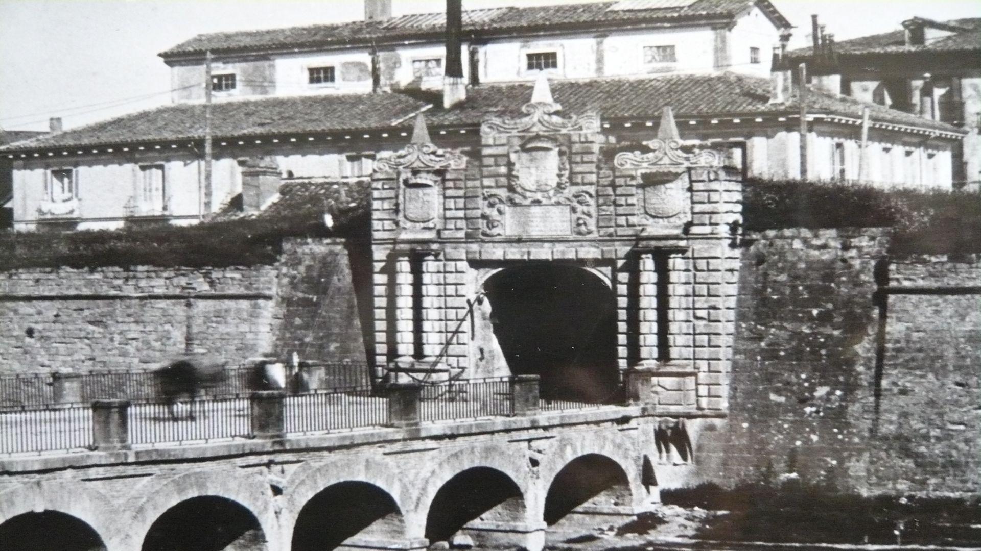 Portal de San Nicolás en 1906