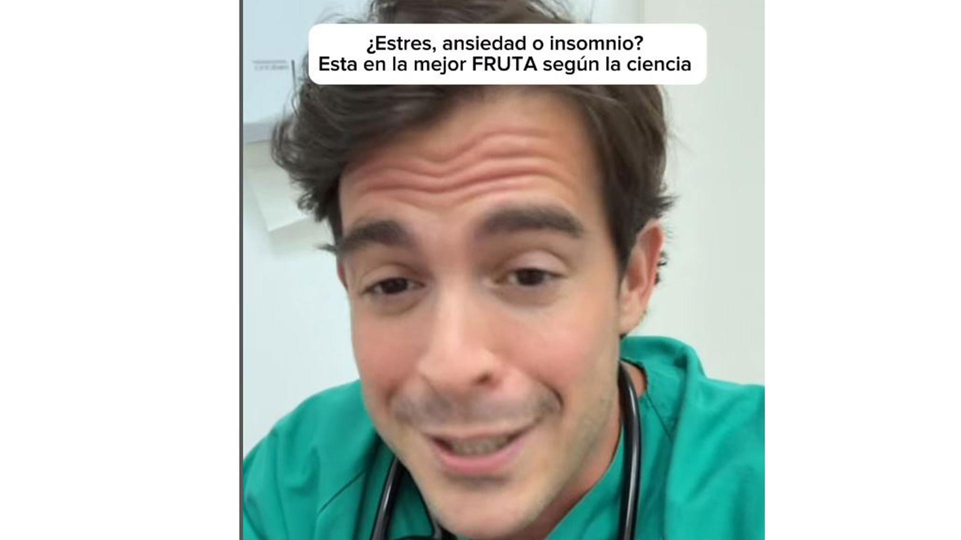 El cardiólogo Aurelio Rojas, en un reel de Instagram donde explica los beneficios del kiwi