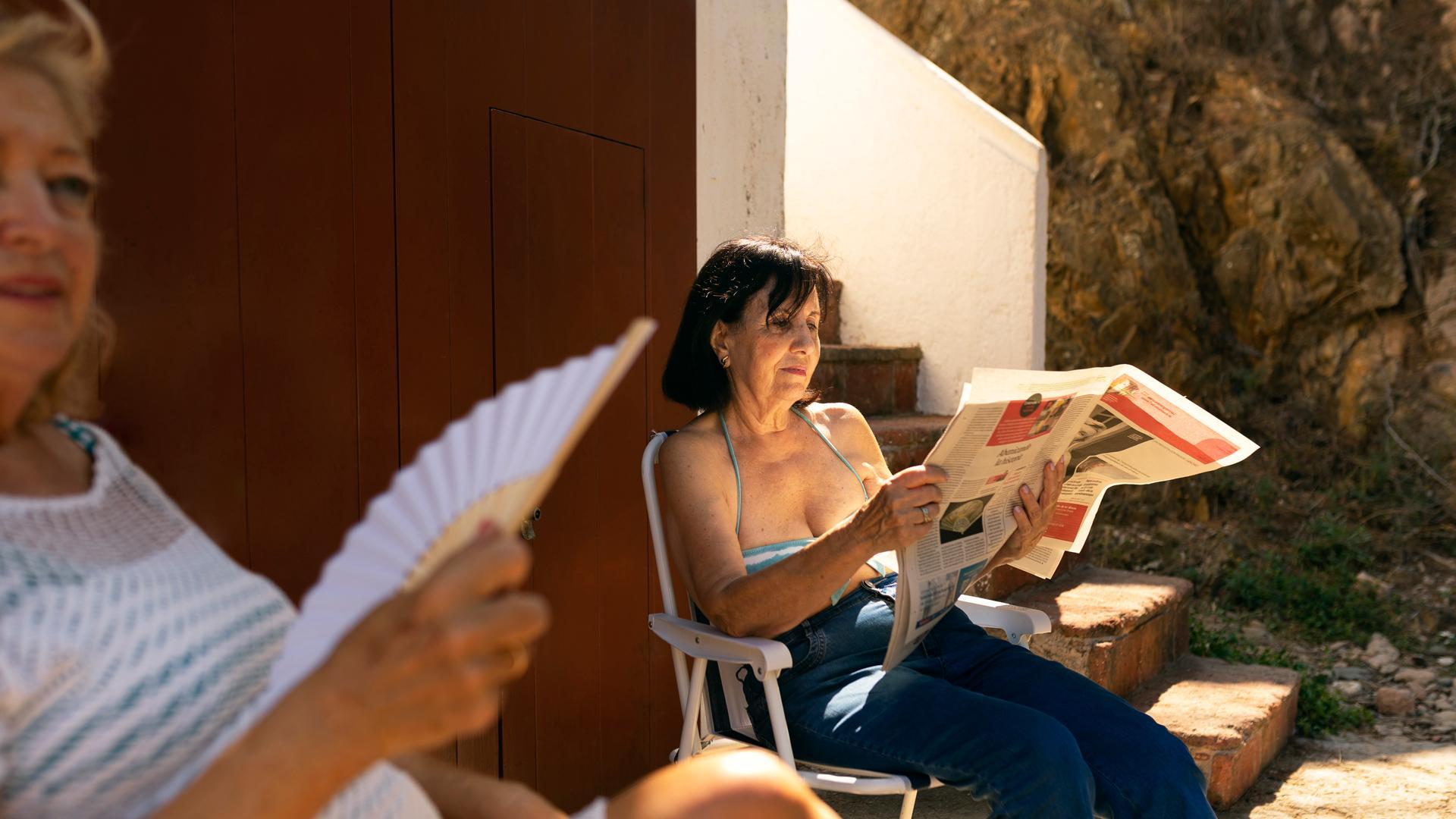 Dos mujeres, a la fresca