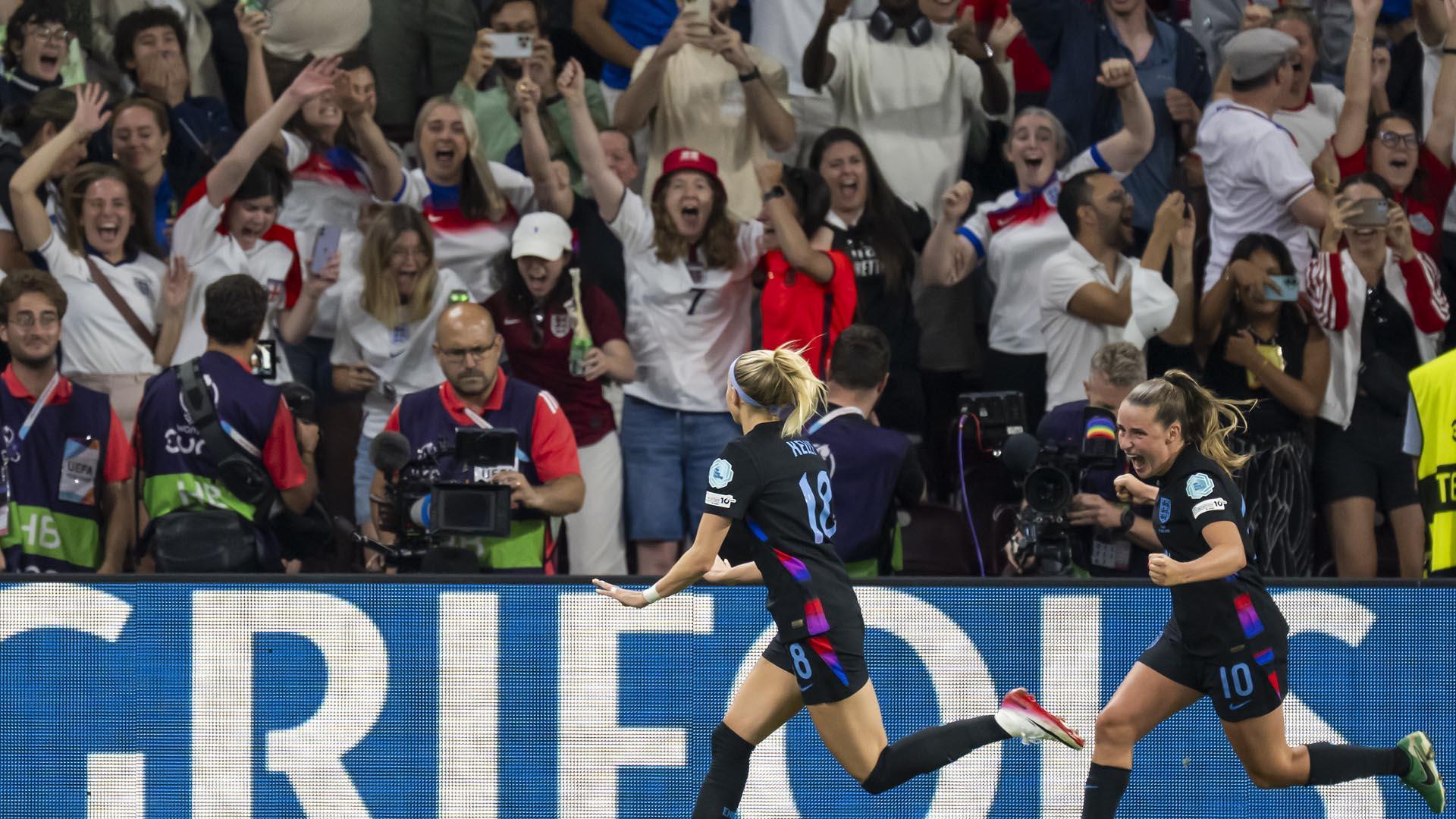 Chloe Kelly (izquierda) celebra el gol que metía a Inglaterra en la final de la Eurocopa
