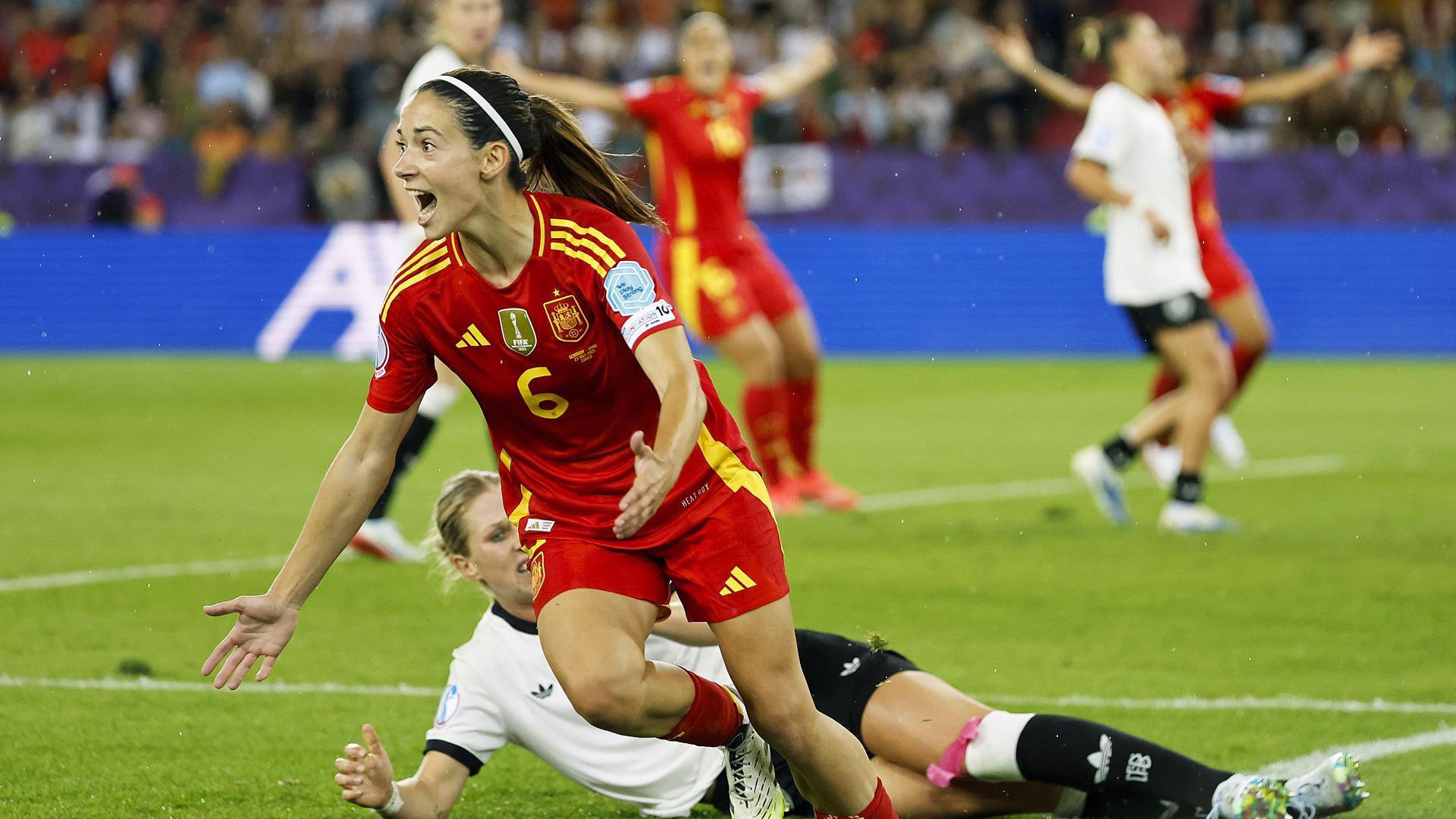 Aitana Bonmatí celebra el tanto tras batir a la meta alemana y colocar el 0-1 en el marcador /