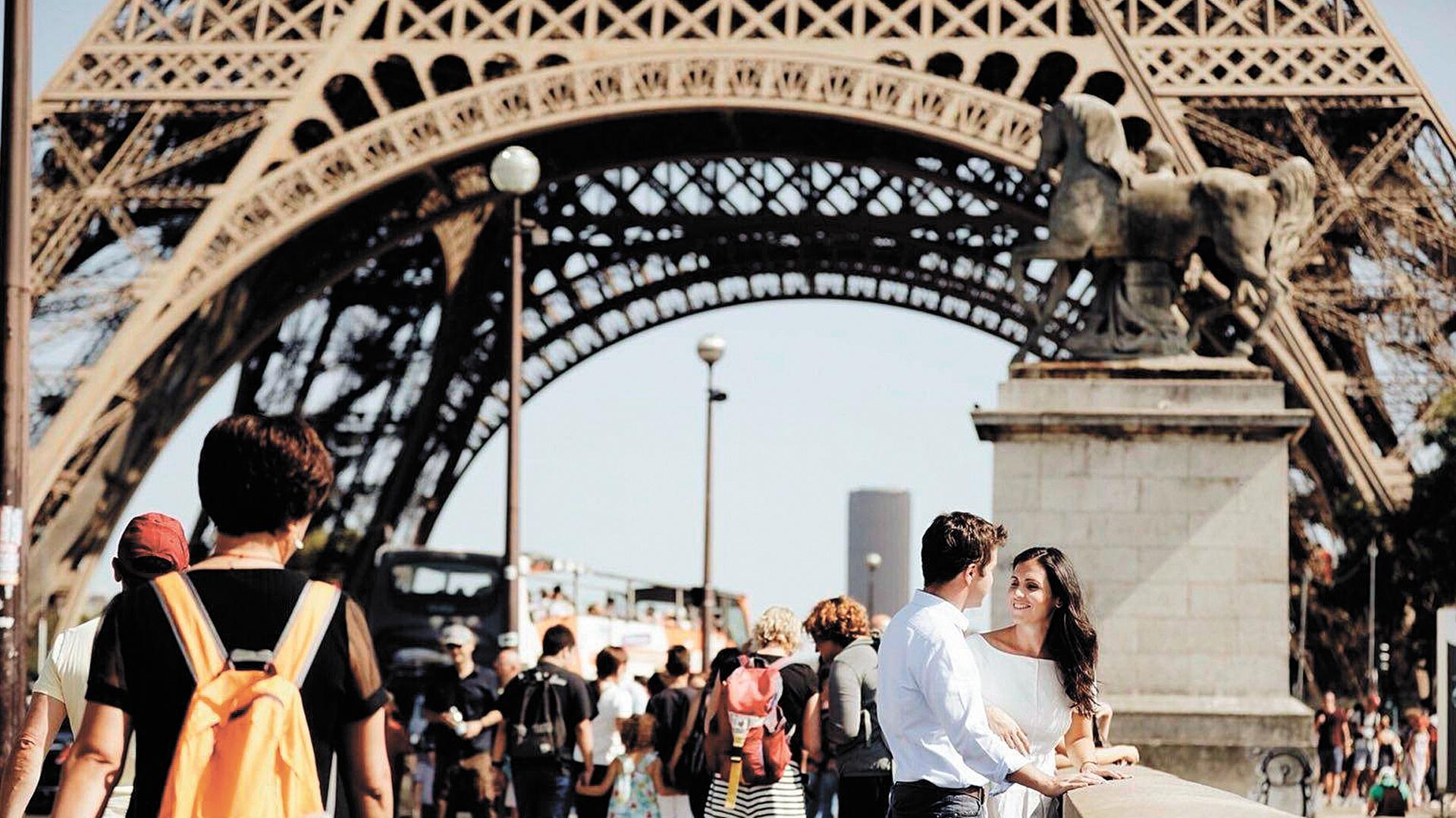 Teresa Simón Yarza y su marido bajo la Torre Eiffel de París