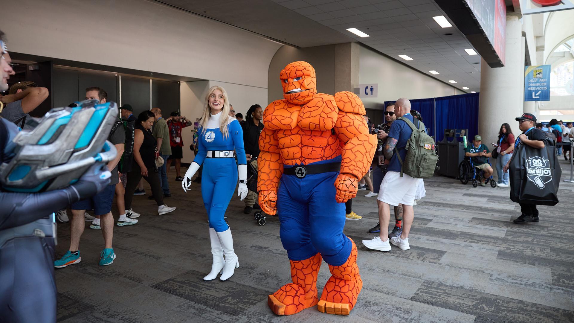 Exterior de un cine de San Diego de aficionados disfrazados de 'The fantastic four'
