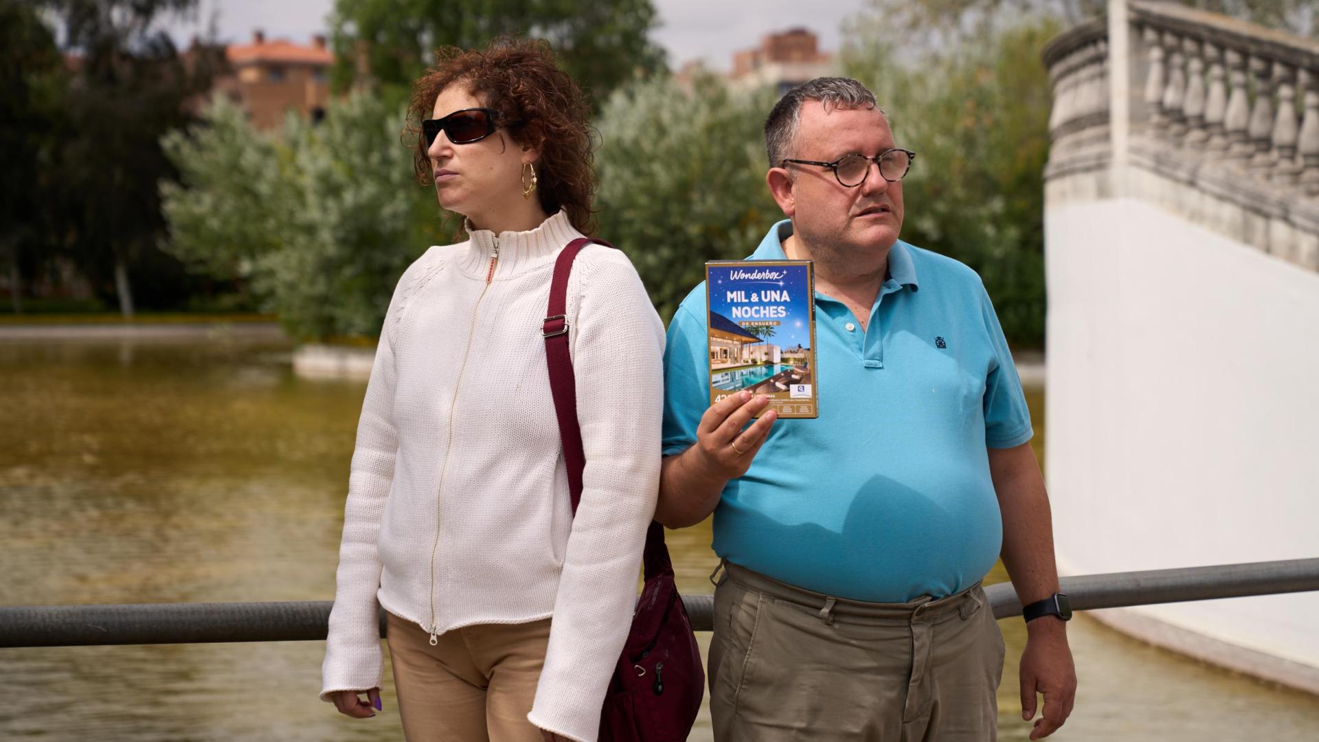 Íñigo Juango y su mujer, Raquel Machín, ambos ciegos, en el lago de Barañáin, don la caja de experiencias que les regalaron y que no han podido activar.