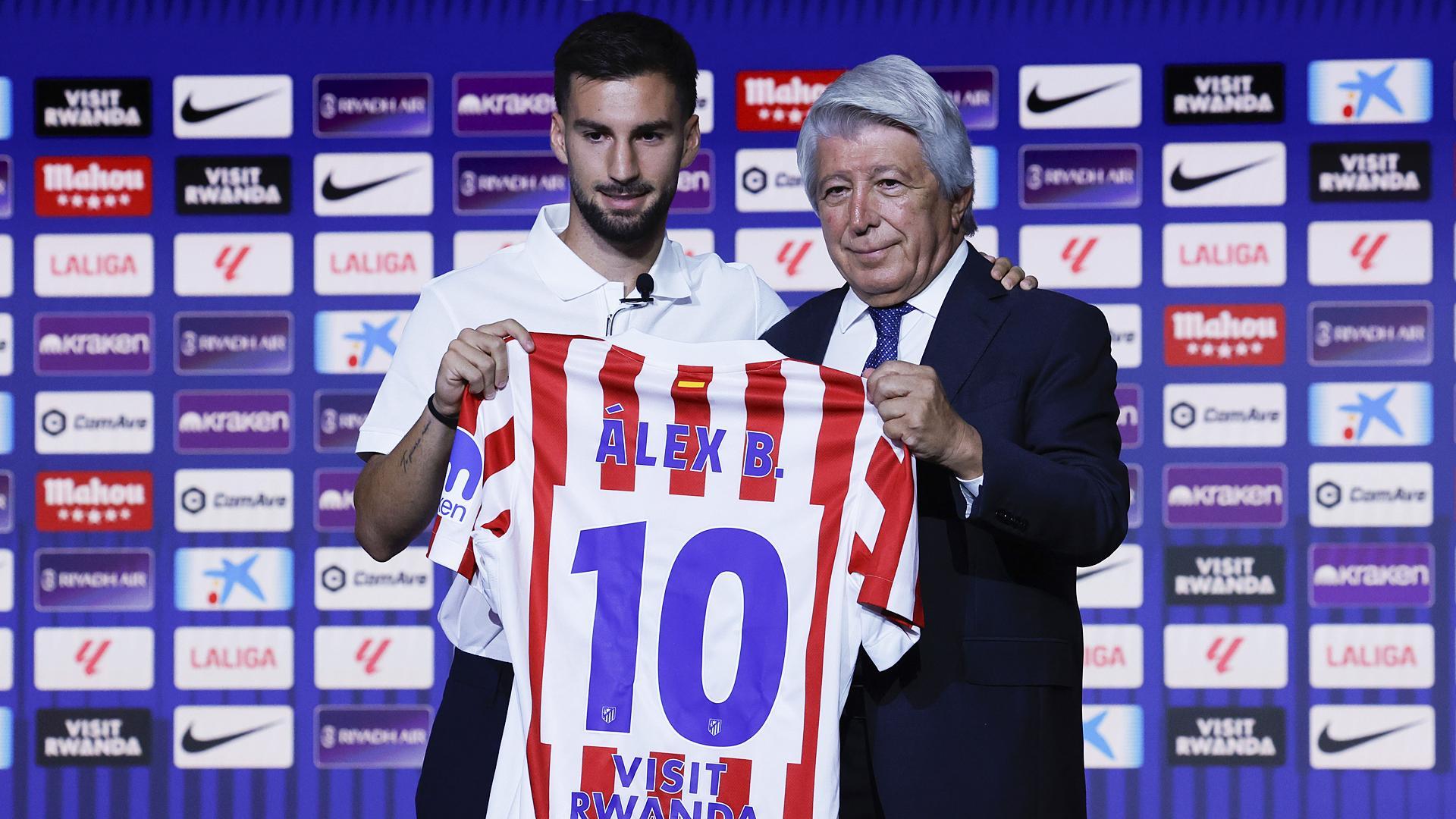 Álex Baena junto a Enrique Cerezo durante su presentación como nuevo jugador del Atlético de Madrid /