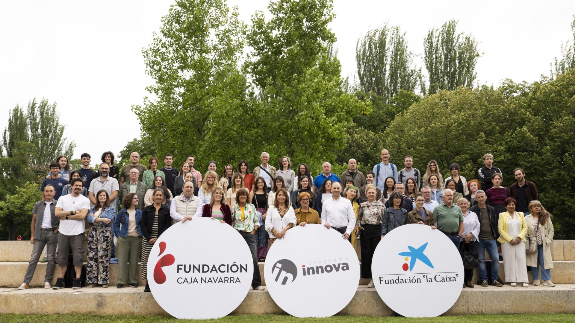 Foto de grupo de los representantes de los distintos proyectos apoyados por el programa Innova, una iniciativa conjunta de Fundación Caja Navarra y Fundación la Caixa