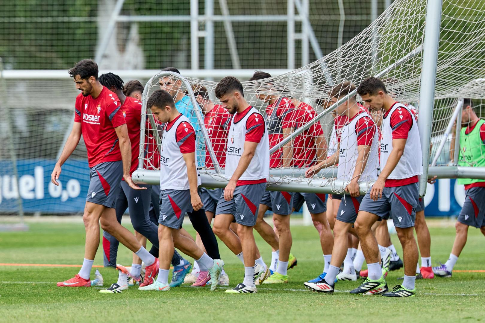 Catena, Pedroarena, Iker Muñoz y Asier Osambela, en primer término, llevan la portería