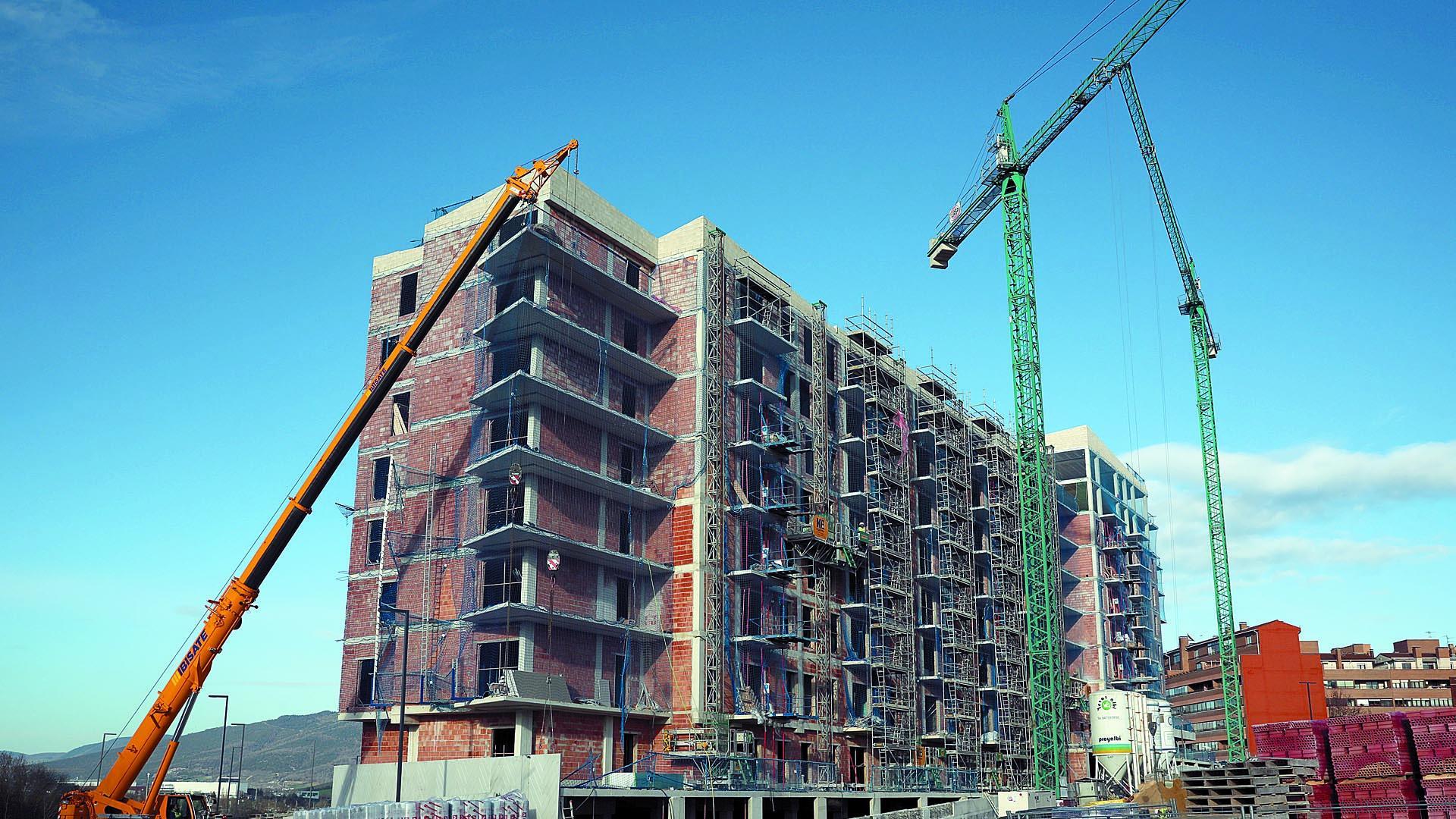 Imagen de archivo de la construcción de varios bloques de viviendas en la zona del lago de Barañáin