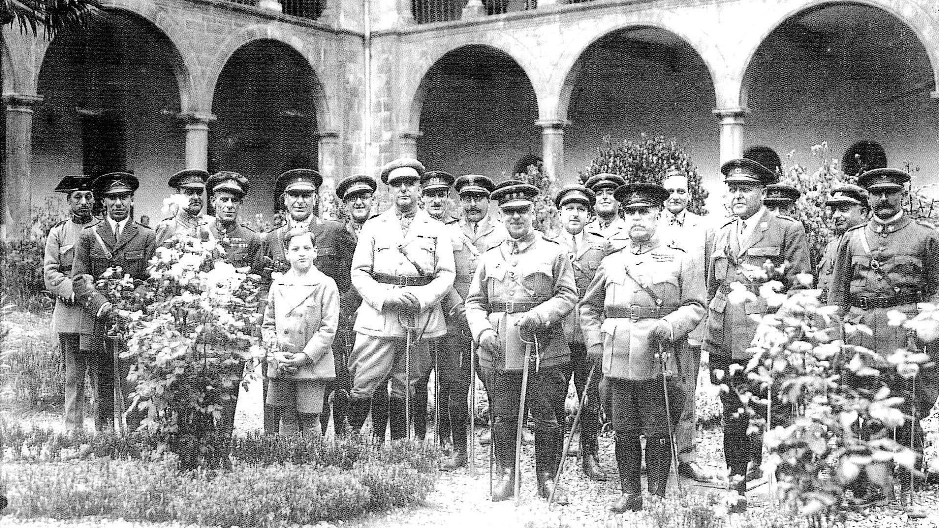 Grupo de militares en el patio del hospital, en 1925