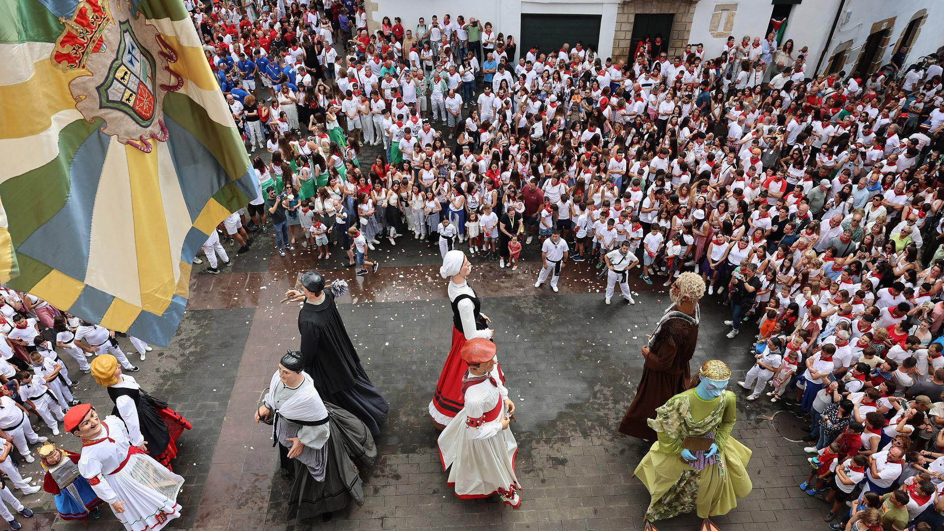 Gigantes bailando entre los vecinos de Bera momentos después del chupinazo que dio comienzo a las fiestas