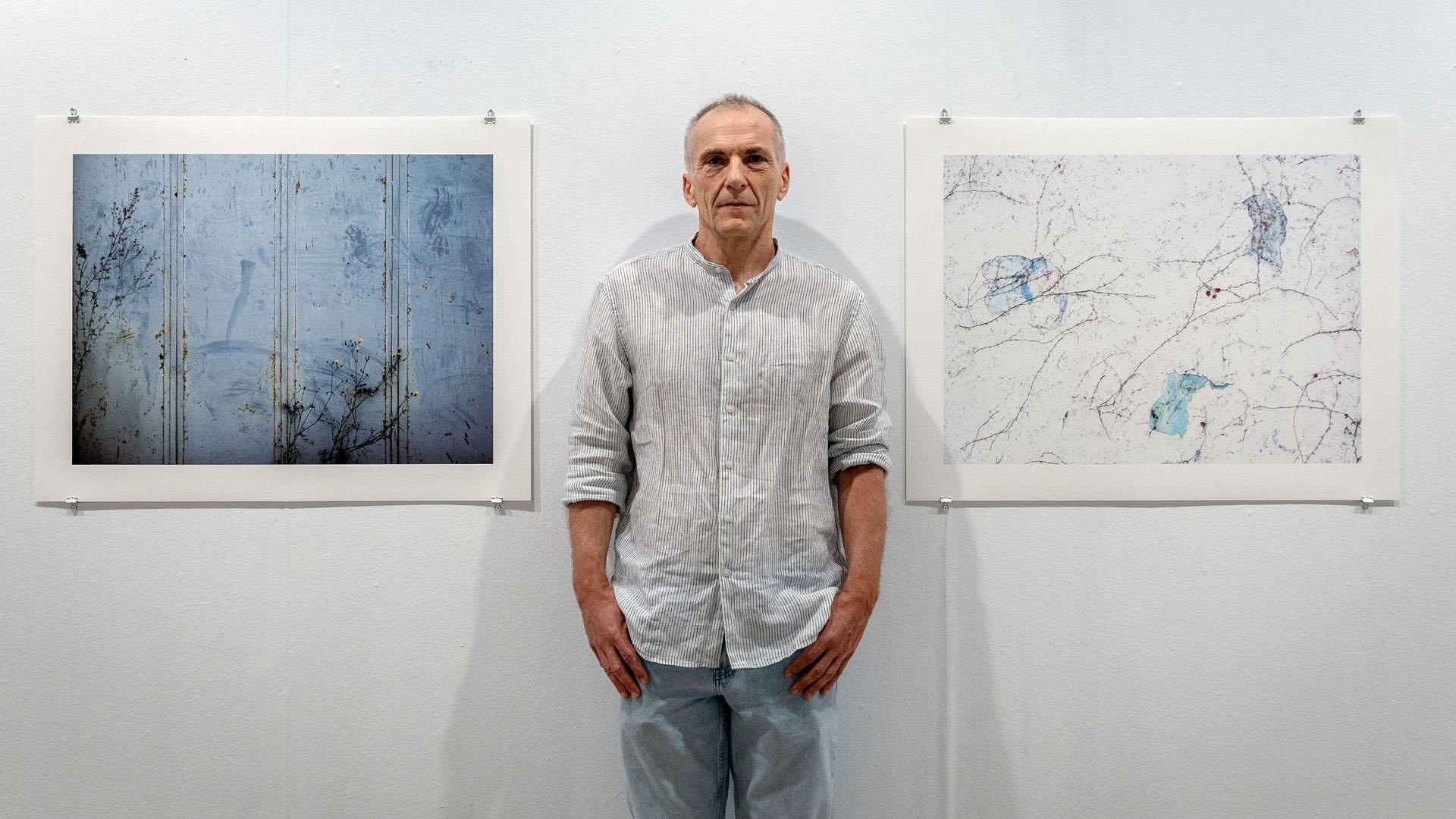 El fotógrafo y pintor Mikel Melero posa frente a dos de sus fotografías en el Polvorín de la Ciudadela