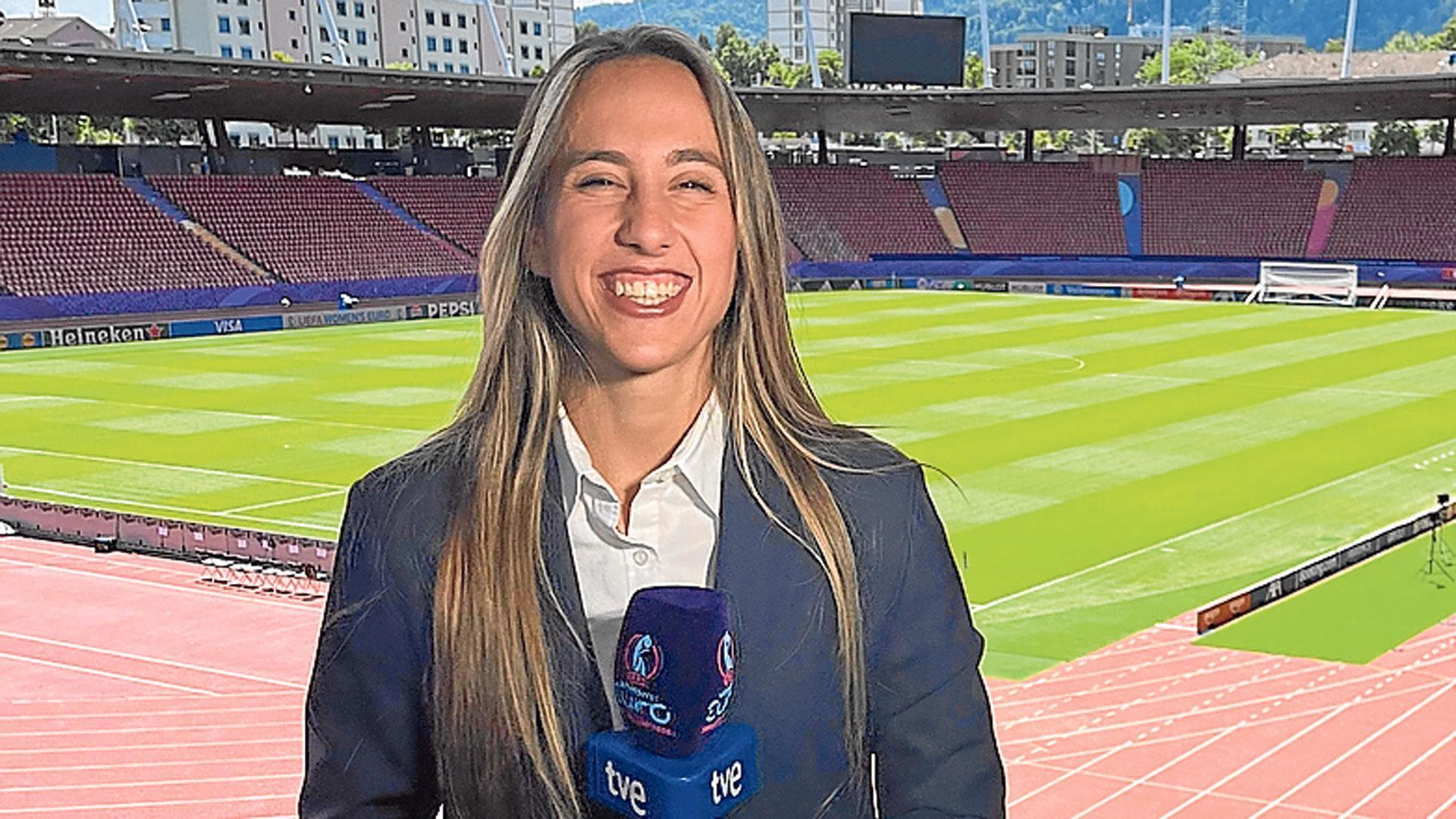 Alicia Arévalo posa antes de narrar un partido
