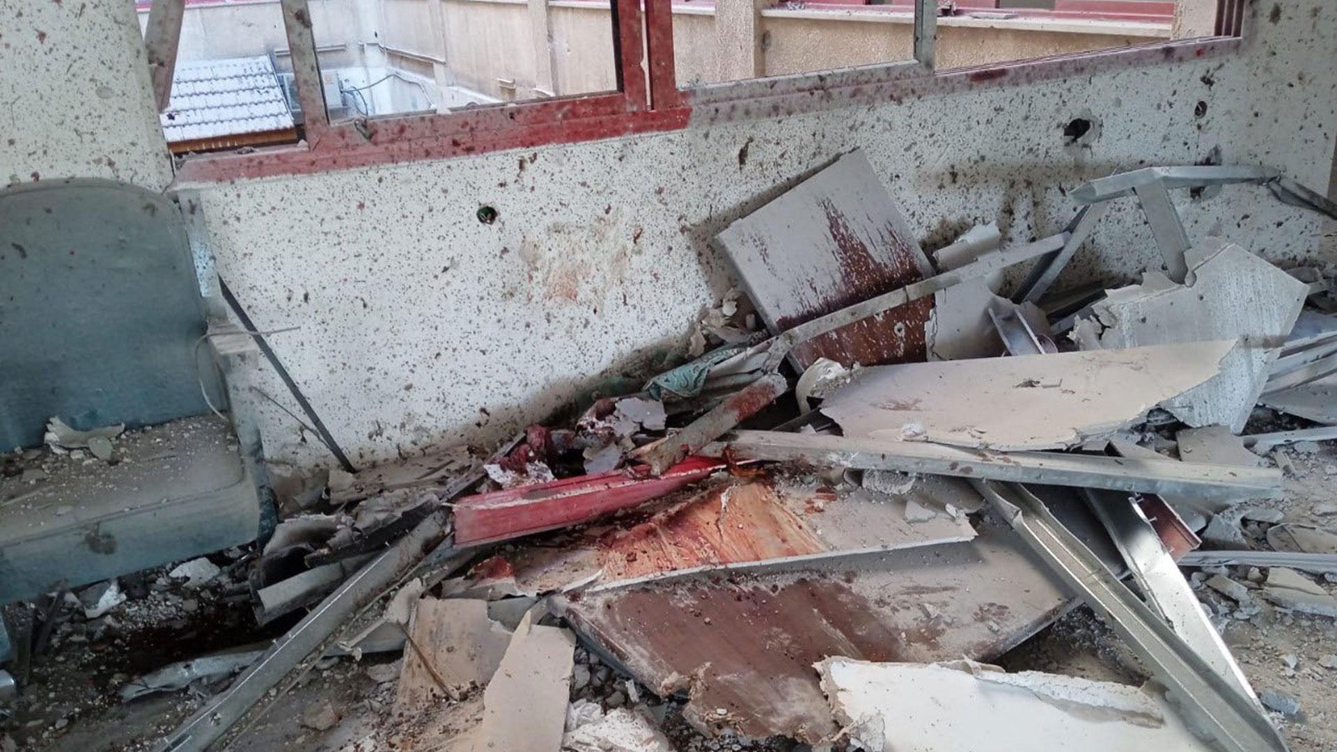 Estado en el que quedó la sede de la Media Luna Roja en Gaza tras el ataque israelí