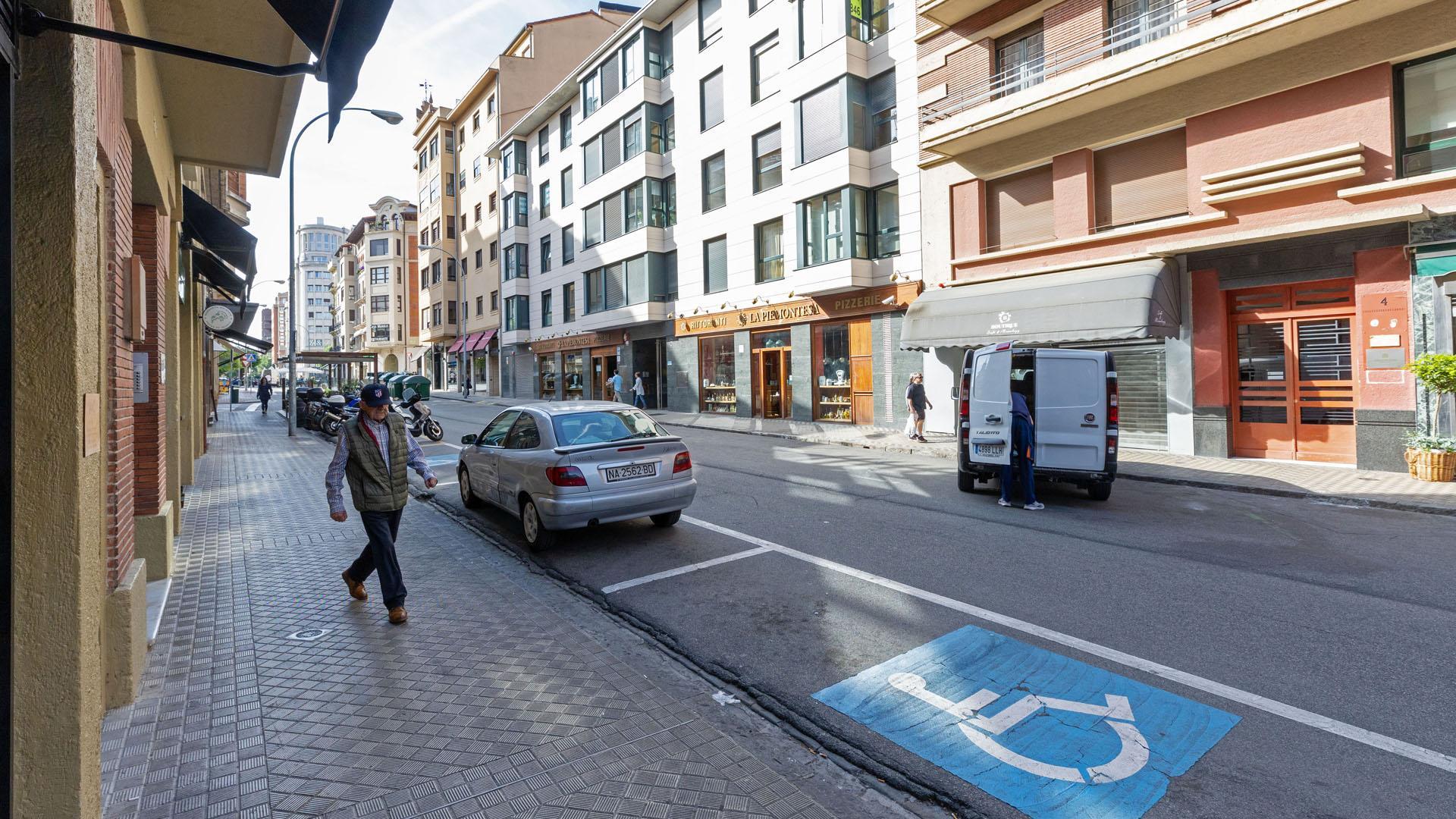 Estacionamiento reservado para personas con discapacidad en la calle García Castañón de Pamplona