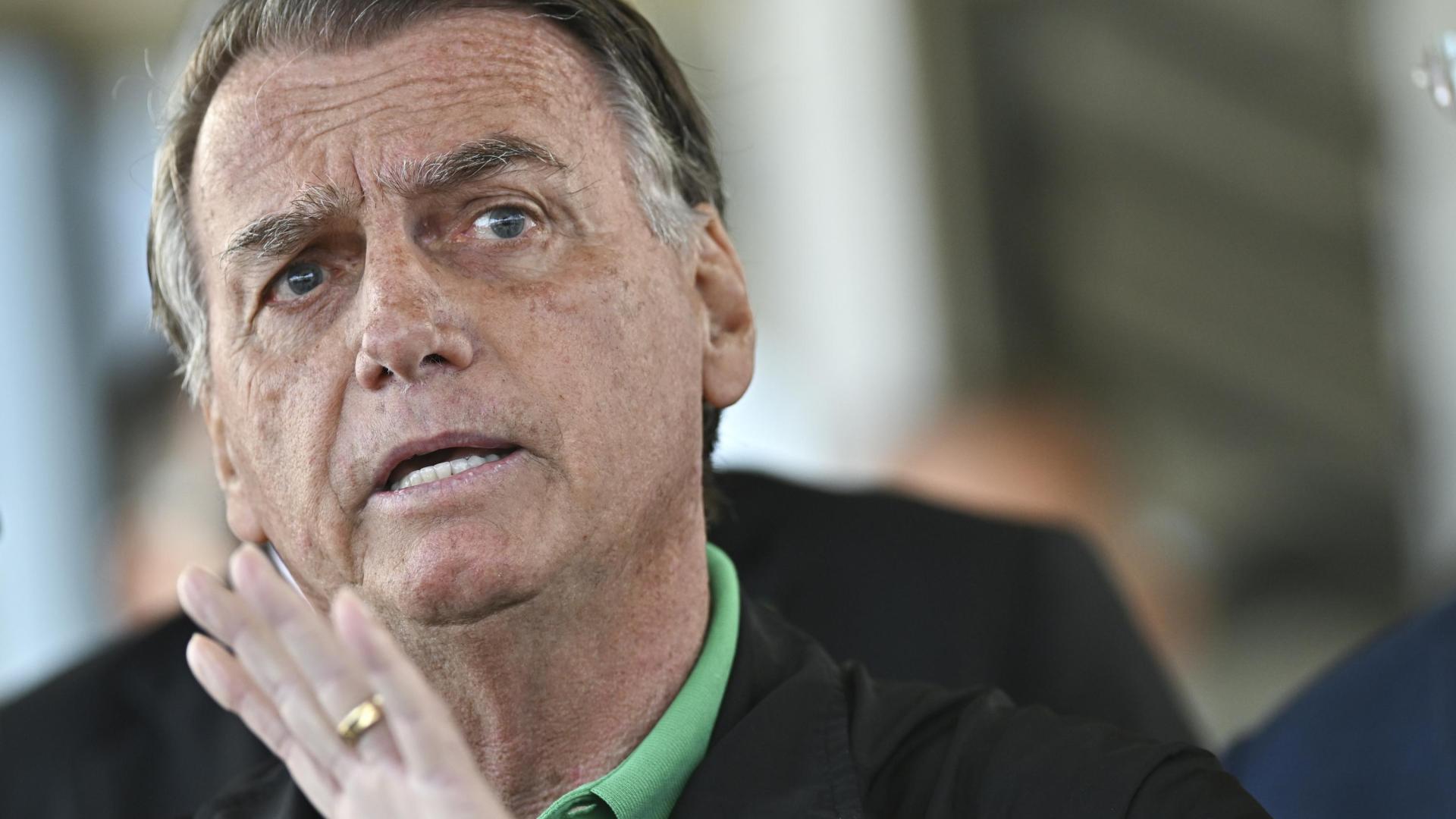 Fotografía de archivo del 17 de julio de 2025 del expresidente de Brasil Jair Bolsonaro hablando durante una rueda de prensa, en Brasilia (Brasil)