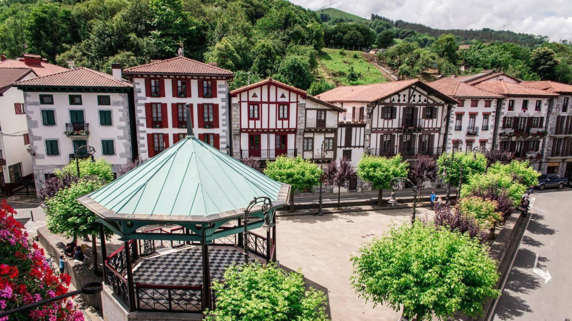 La plaza Vieja de Lesaka, con el quisco y el Ayuntamiento