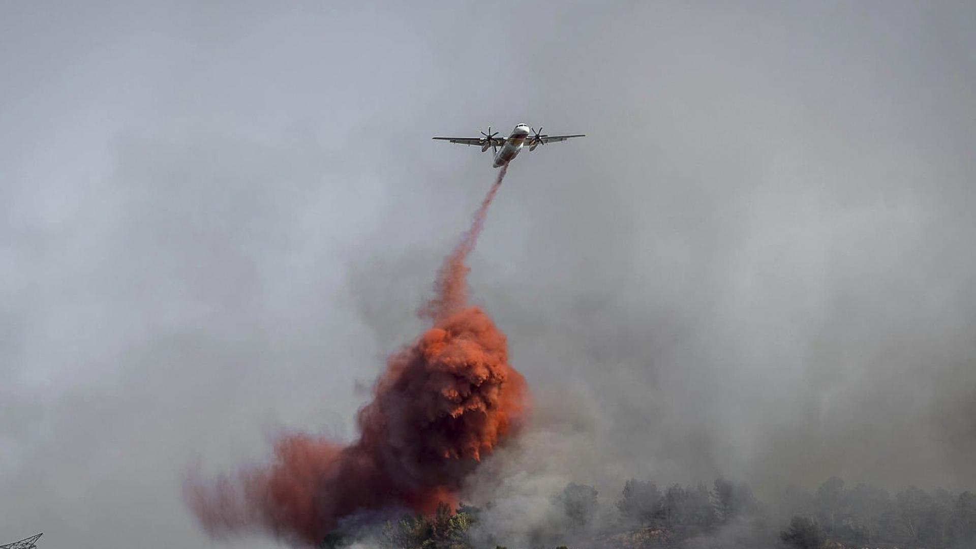 Medios aéreos trabajan en la extinción del incendio en el sur de Francia