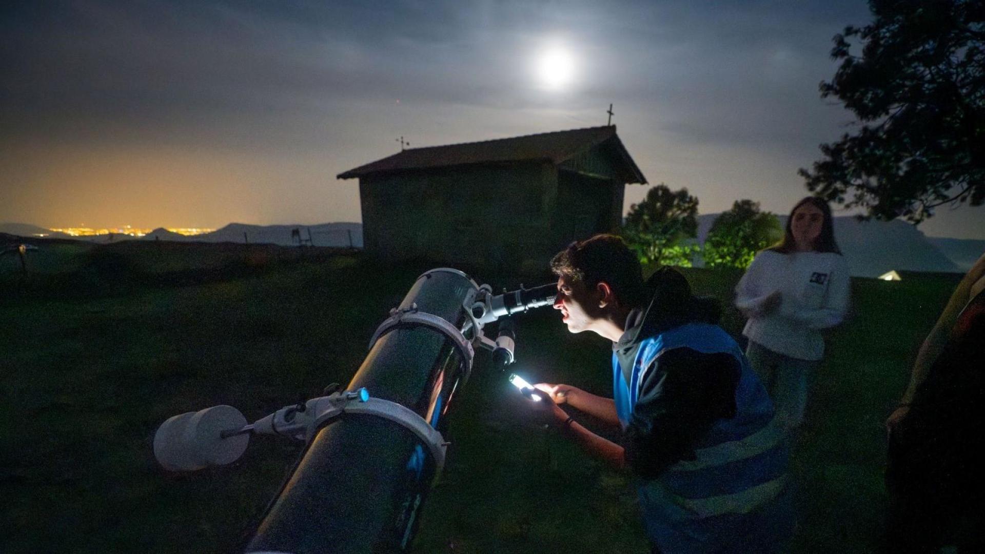 Observación astronómica durante la experiencia de Camino de las Estrellas en San Miguel de Aralar