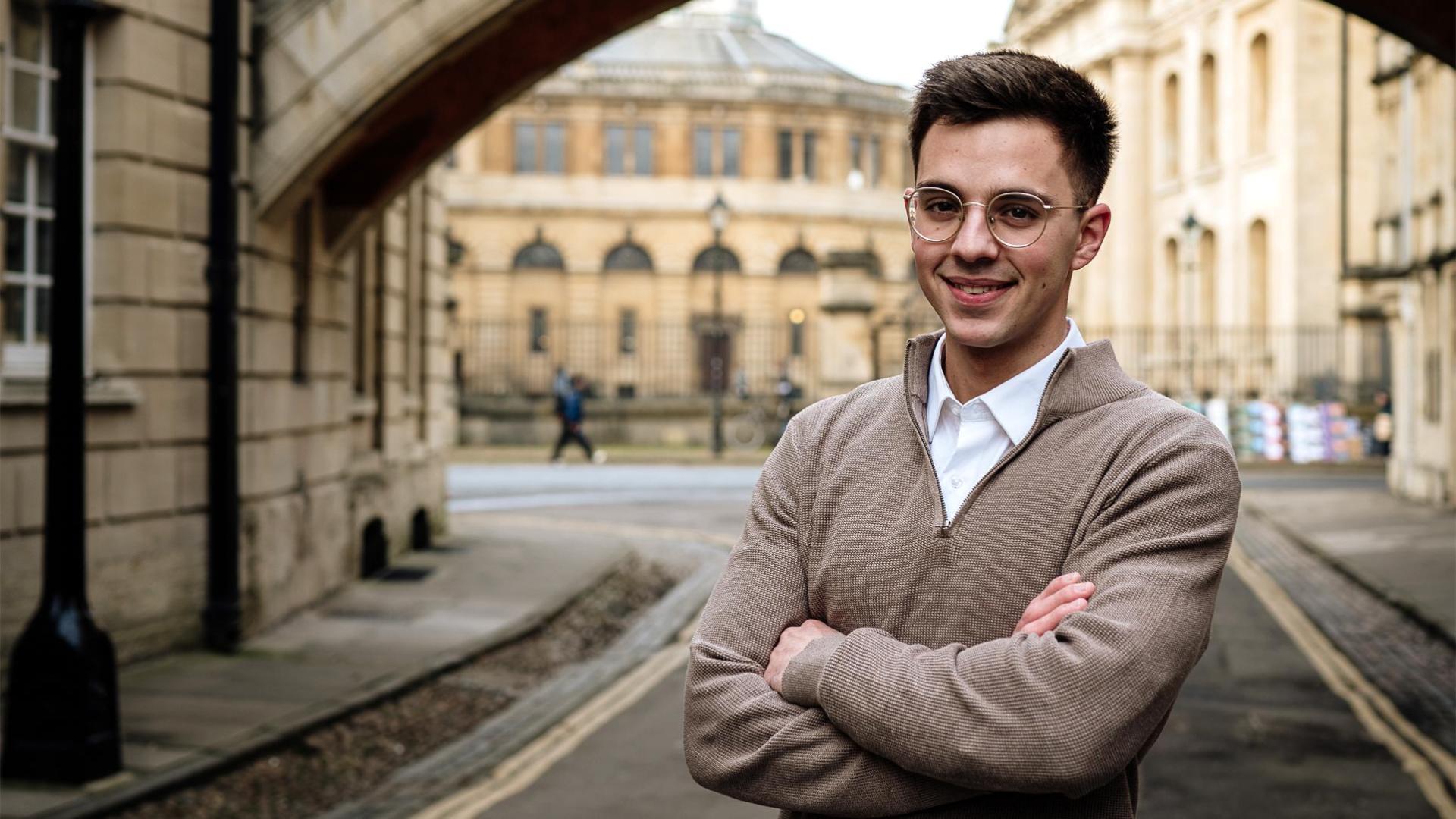 Álex Pascual Cid, egresado de la UPNA, fotografiado en Oxford (Reino Unido)