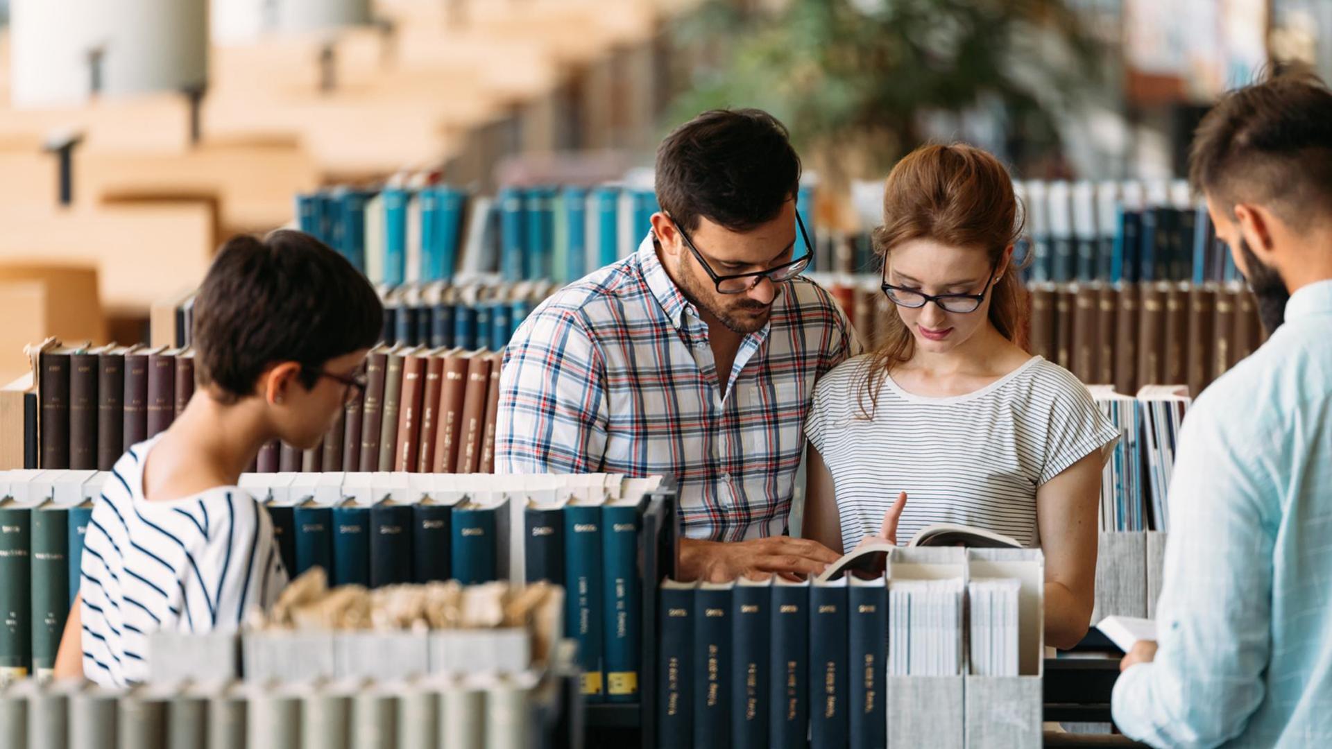 Estudiantes consultando libros