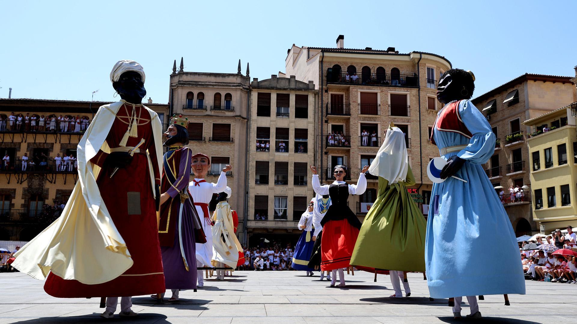 Las diez figuras de la Comparsa de Estella cerraron las fiestas con el Baile de la Era en la plaza de los Fueros