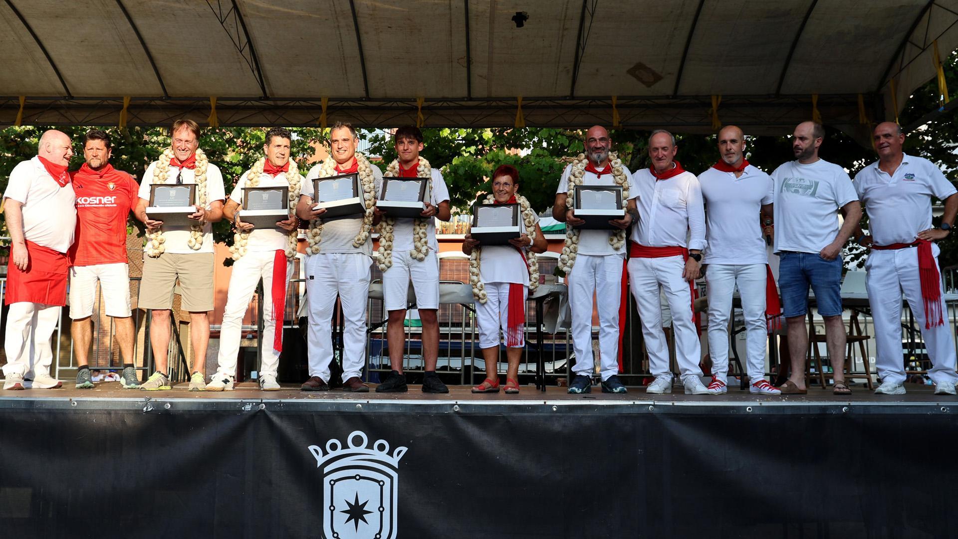 Los ganadores del primero, segundo y tercer puesto del LIII Concurso de Ajoarriero posaron junto al jurado