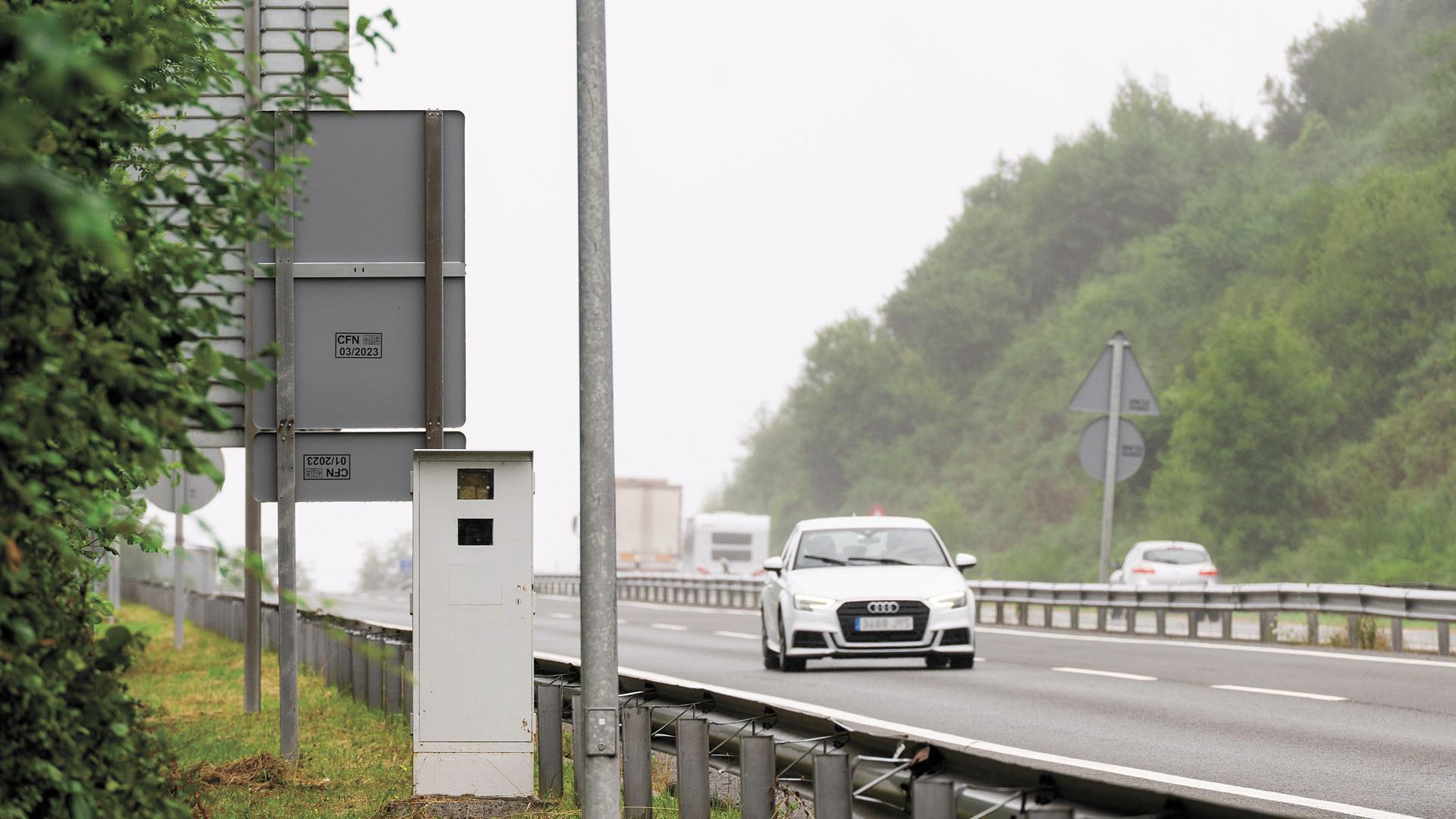 Una imagen reciente del radar instalado en octubre de 2009 en la autovía de Leitzaran (A-15), a la altura de Lekunberri