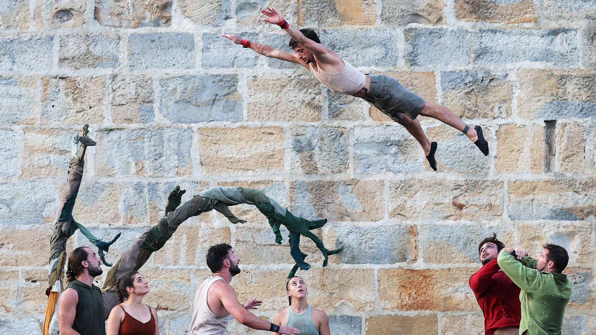 Una de las muchas acrobacias de Circuspunto, durante su espectáculo en la Ciudadela /
