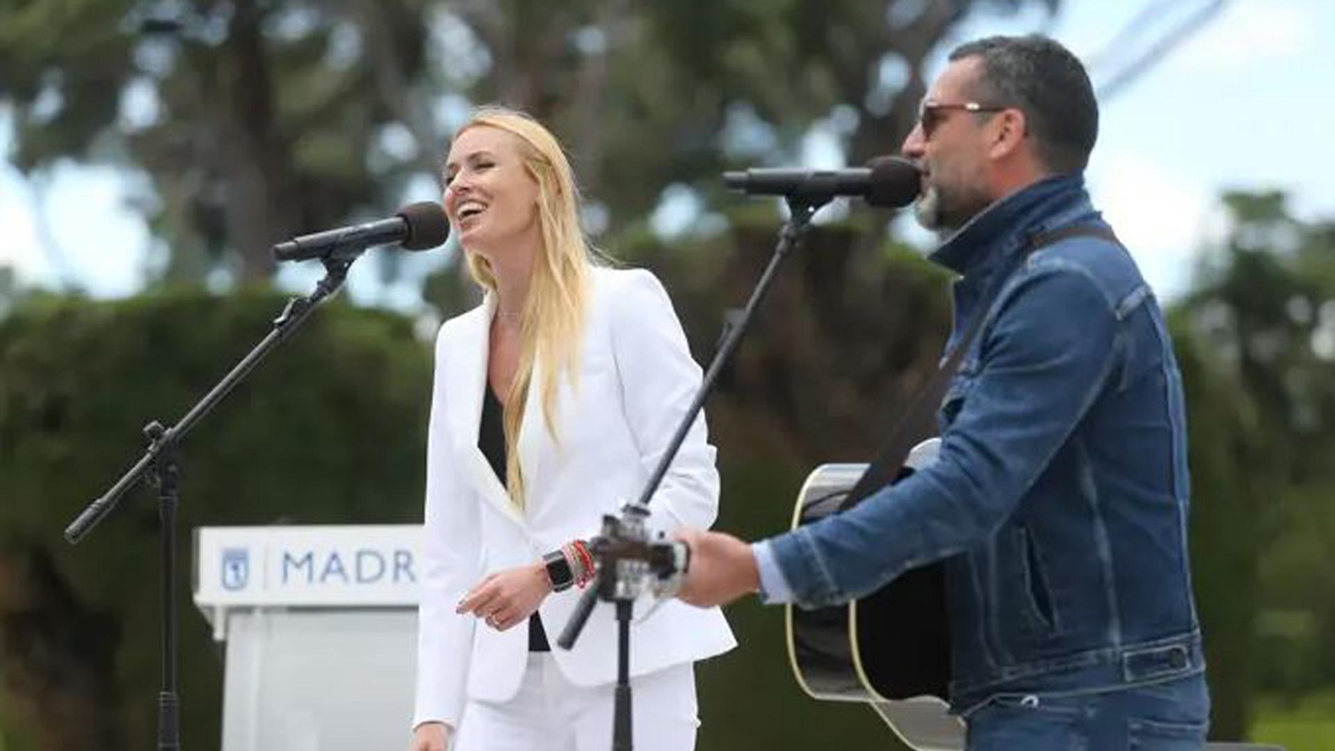 En primer plano, el cantante Jaume Anglada