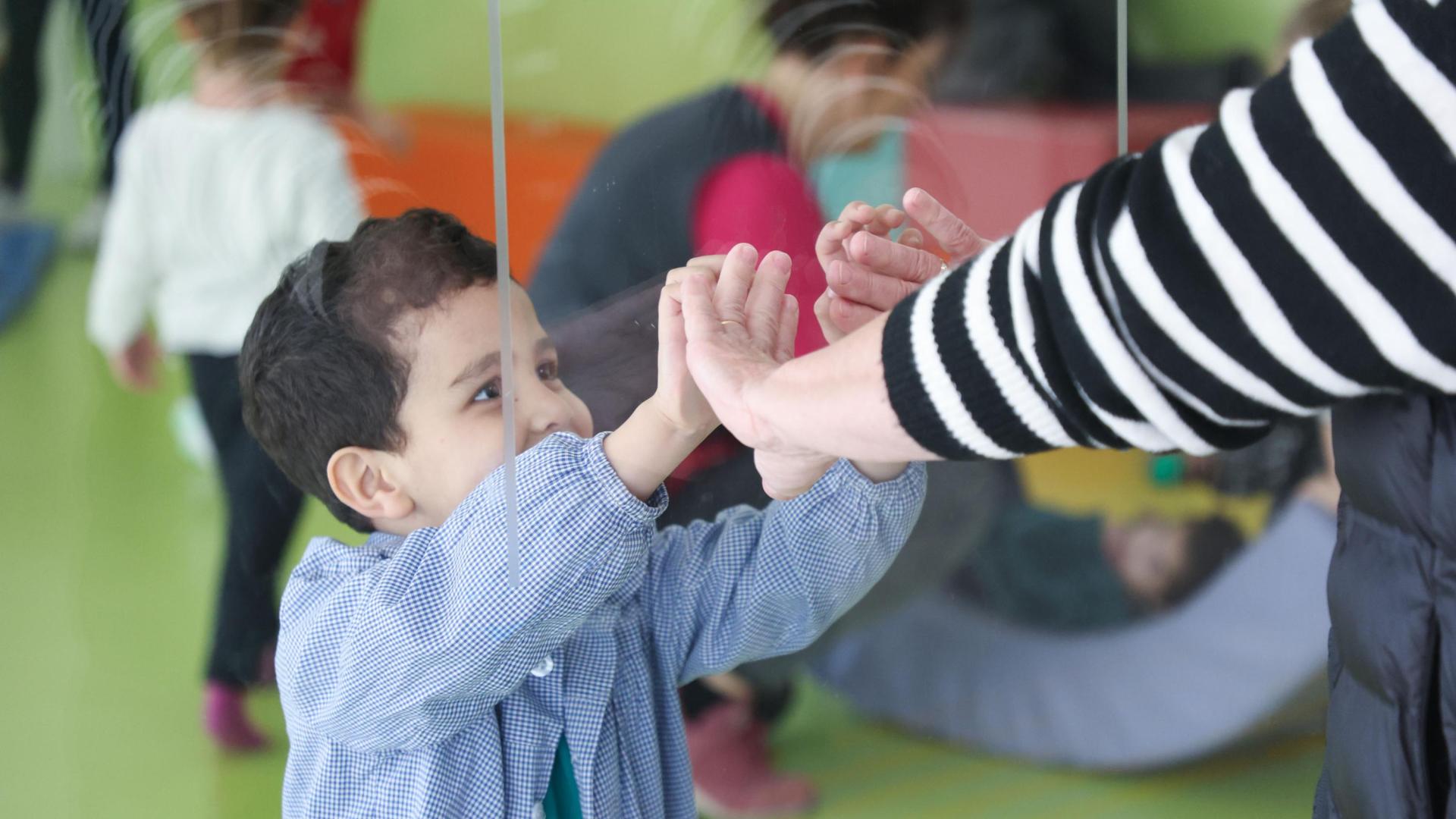Un niño pequeño en colegio