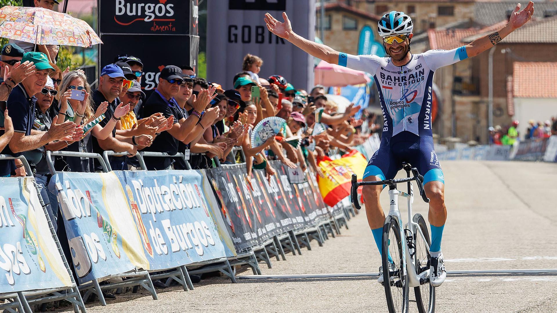 Damian Caruso celebra la victoria tras cruzar en solitario la meta de Regumiel de la Sierra  /